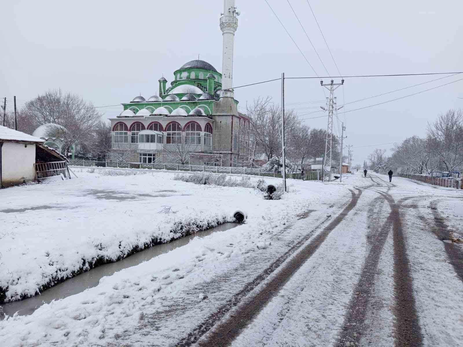 Malkara beyaza büründü : Kar yağışı etkili oluyor