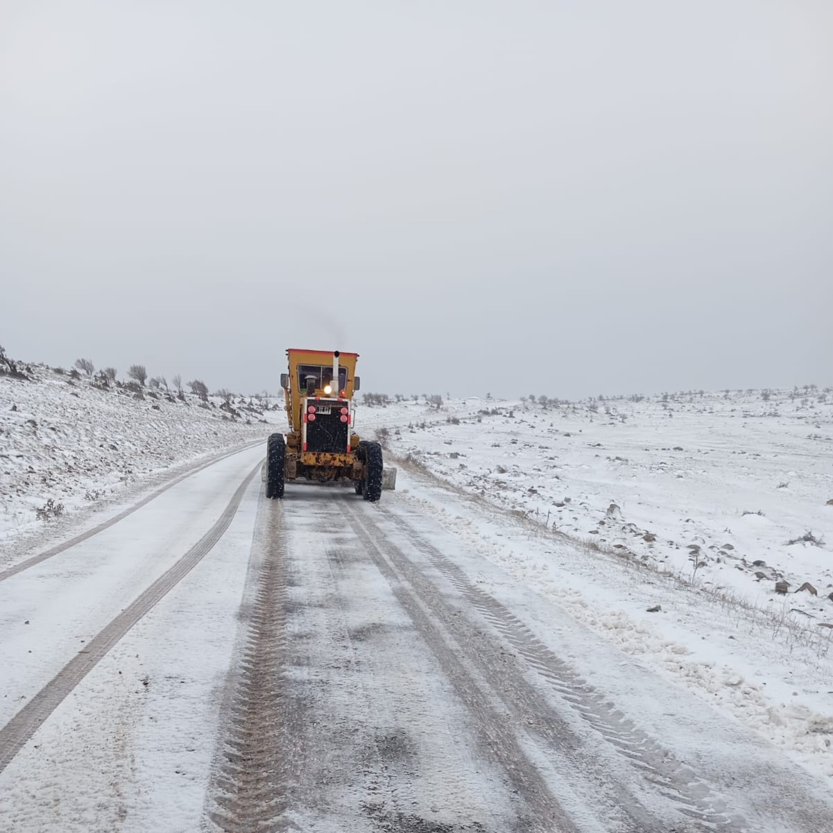 Pınarhisar’da gece fırtınası ilçeyi beyaza bürüdü