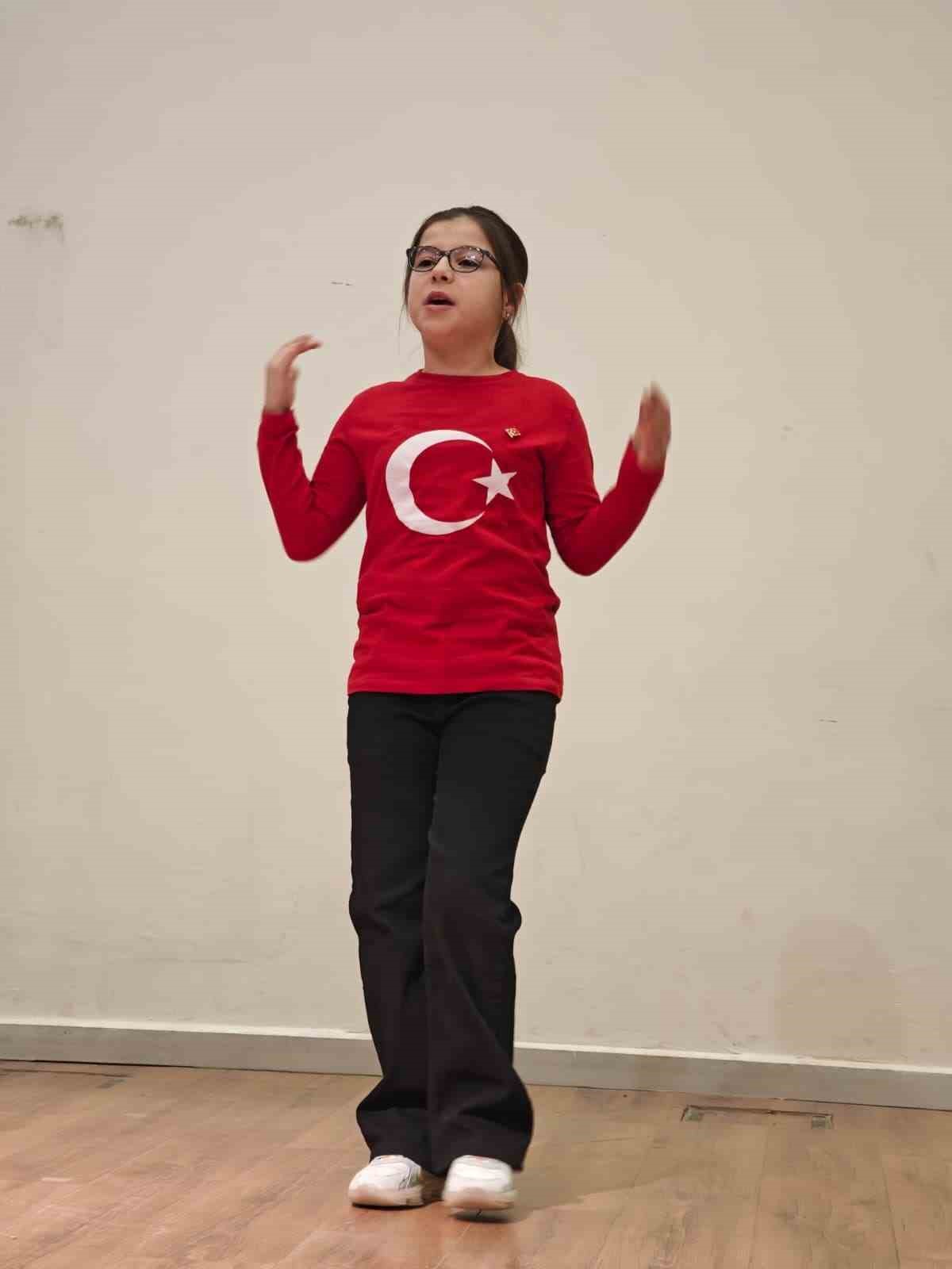 Sarıg&ouml;l&rsquo;de minik y&uuml;reklerden İstiklal Marşı coşkusu
