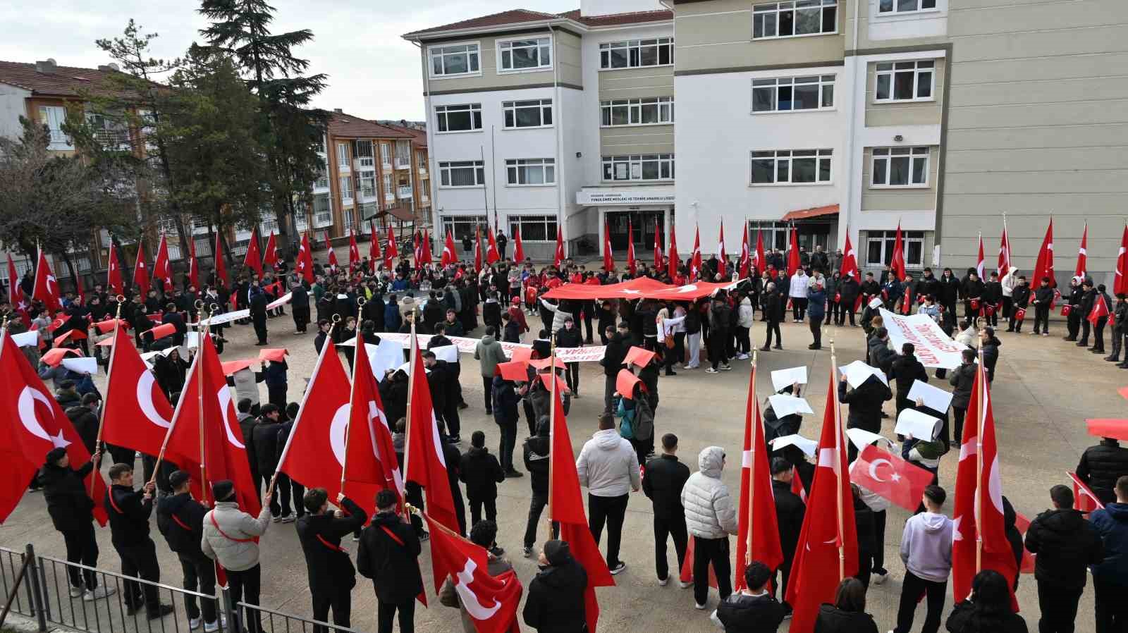 Yunus Emre MTAL&rsquo;de &ouml;ğrenciler 103 T&uuml;rk bayrağı a&ccedil;arak Cumhuriyeti selamladı
