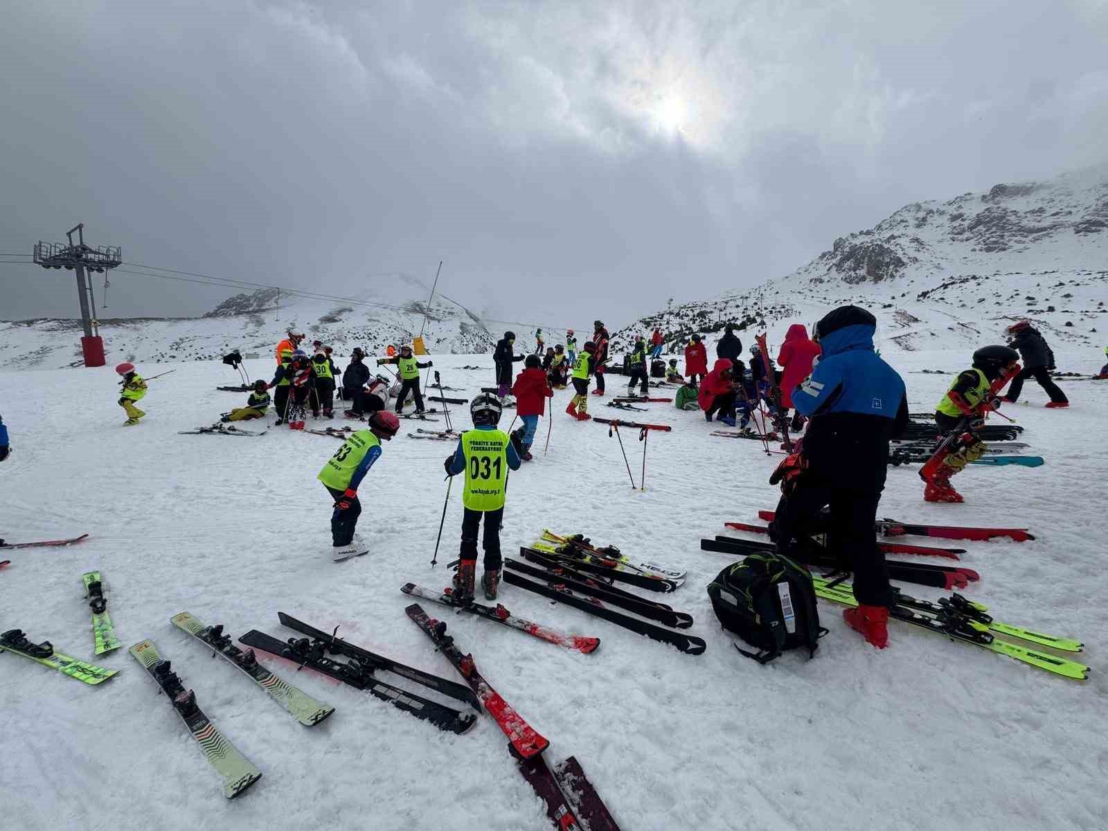 Ergan Dağı Kayak Merkezi&rsquo;nde yarışma heyecanı başladı
