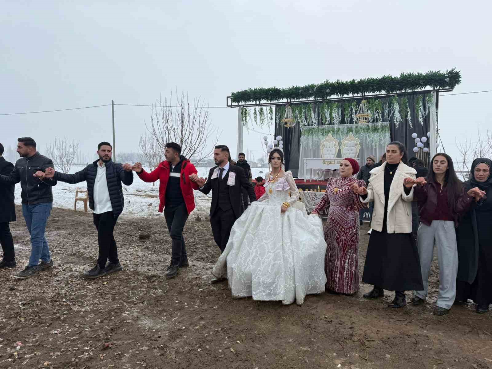 Iğdır&rsquo;da bah&ccedil;e d&uuml;ğ&uuml;n&uuml; geleneği kar ve &ccedil;amura rağmen s&uuml;r&uuml;yor
