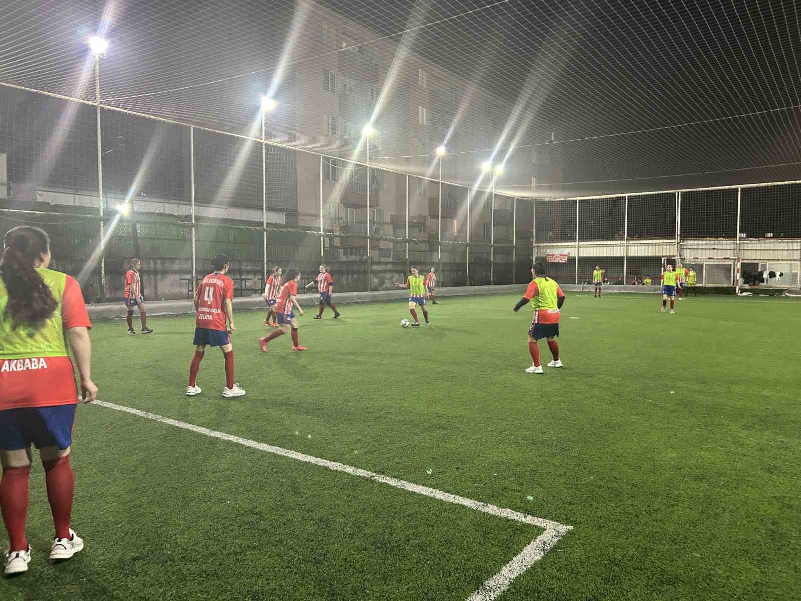 Bergama’da çocuklar babaya, anneler halı sahaya