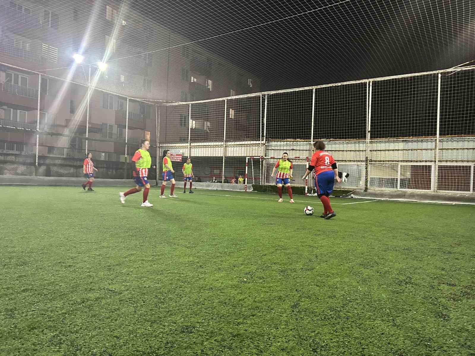 Bergama&rsquo;da &ccedil;ocuklar babaya, anneler halı sahaya
