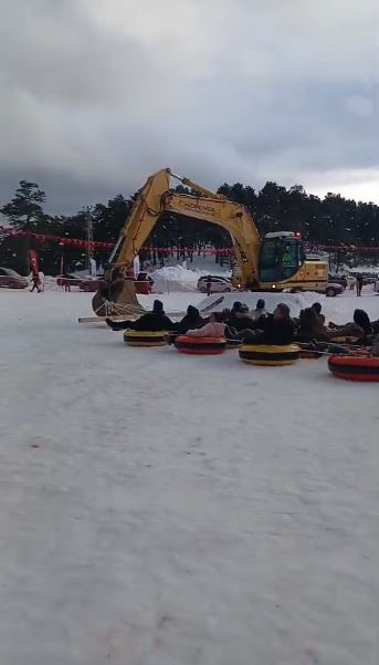 Ekskavat&ouml;rle kızak yapıp soğuk havada halaylarla ısındılar
