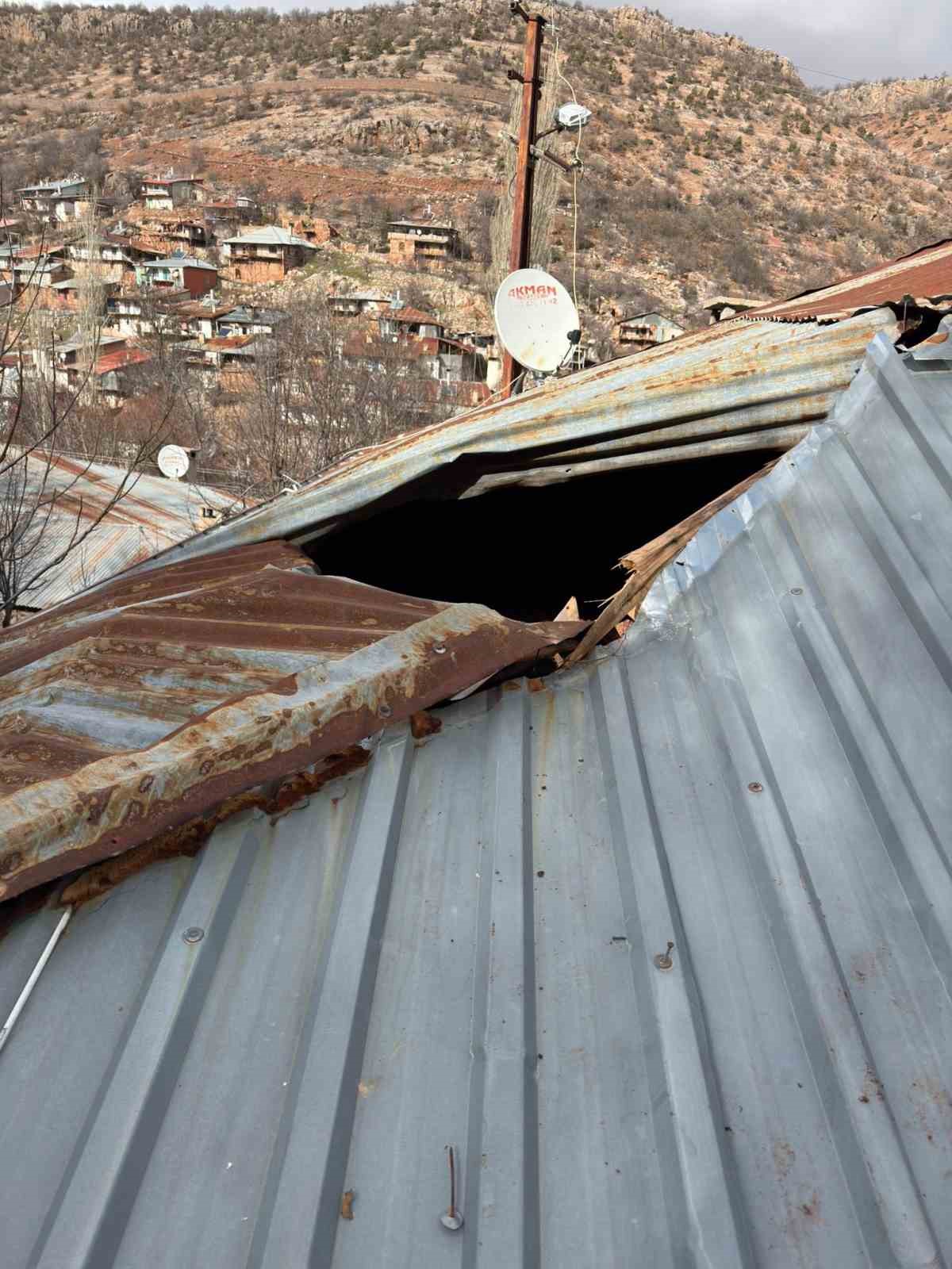 Konya&rsquo;da dağdan kopan kaya par&ccedil;ası evin damına d&uuml;şt&uuml;
