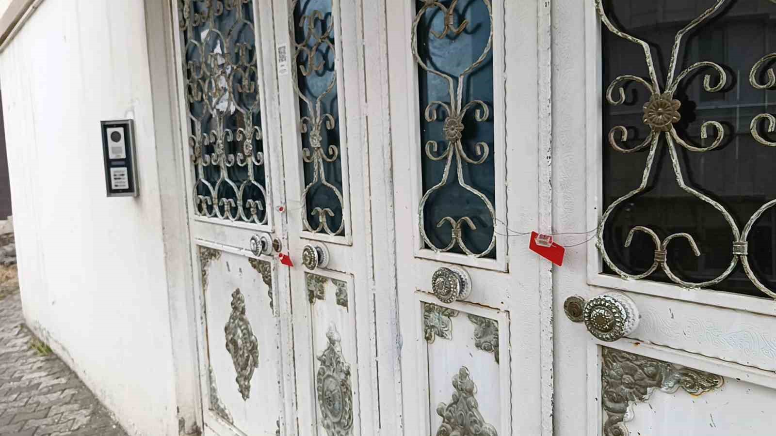 Şanlıurfa’da istinat duvarı yıkılan binanın yanındaki apartman da boşaltıldı