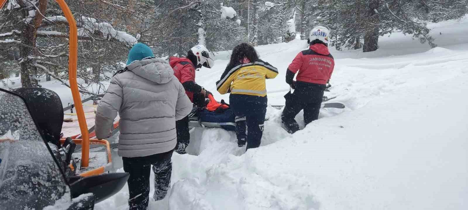 Sarıkamış’ta düşerek ayağını kıran kadının imdadına JAK ekipleri yetişti