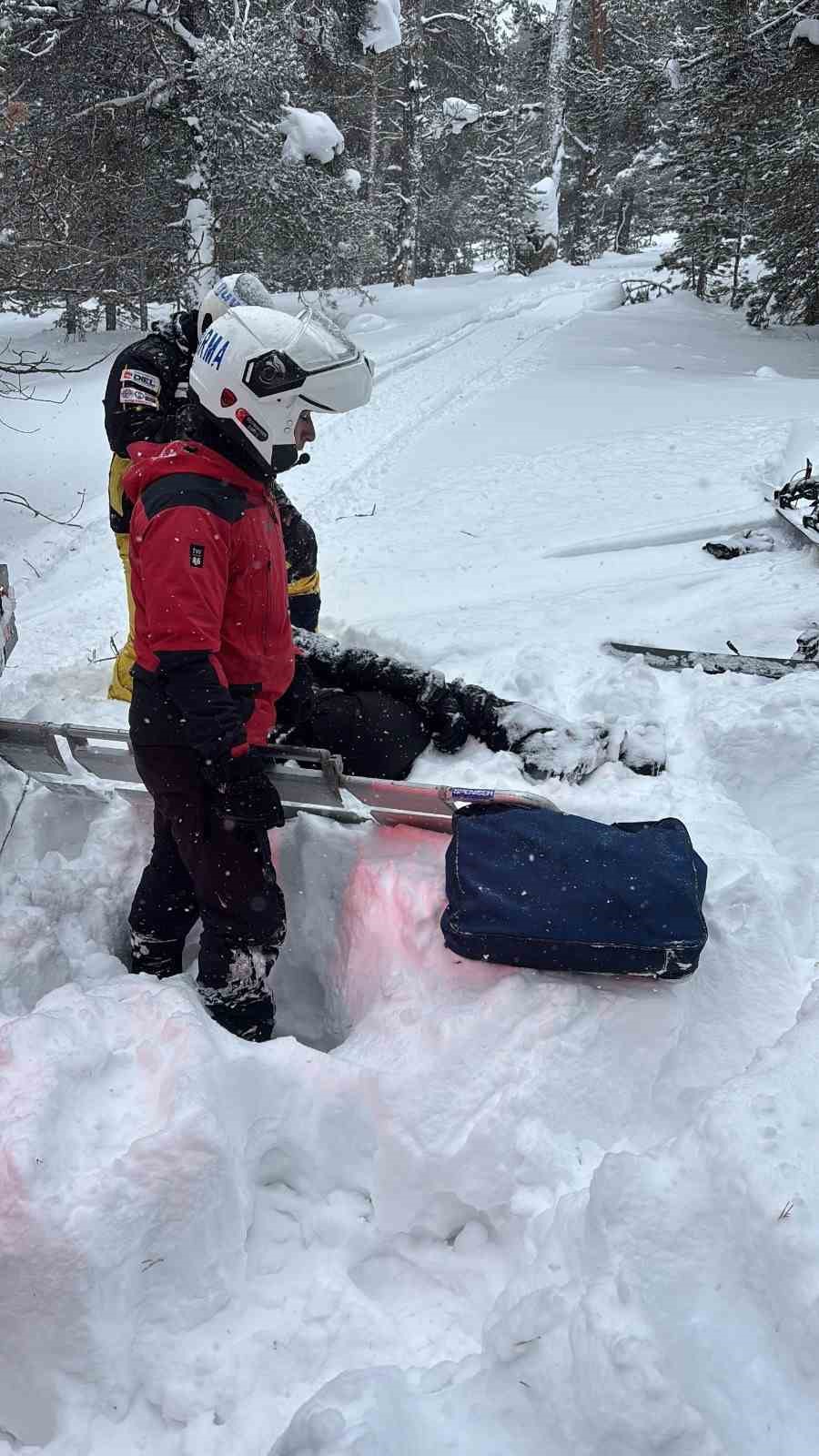 Sarıkamış&rsquo;ta d&uuml;şerek ayağını kıran kadının imdadına JAK ekipleri yetişti
