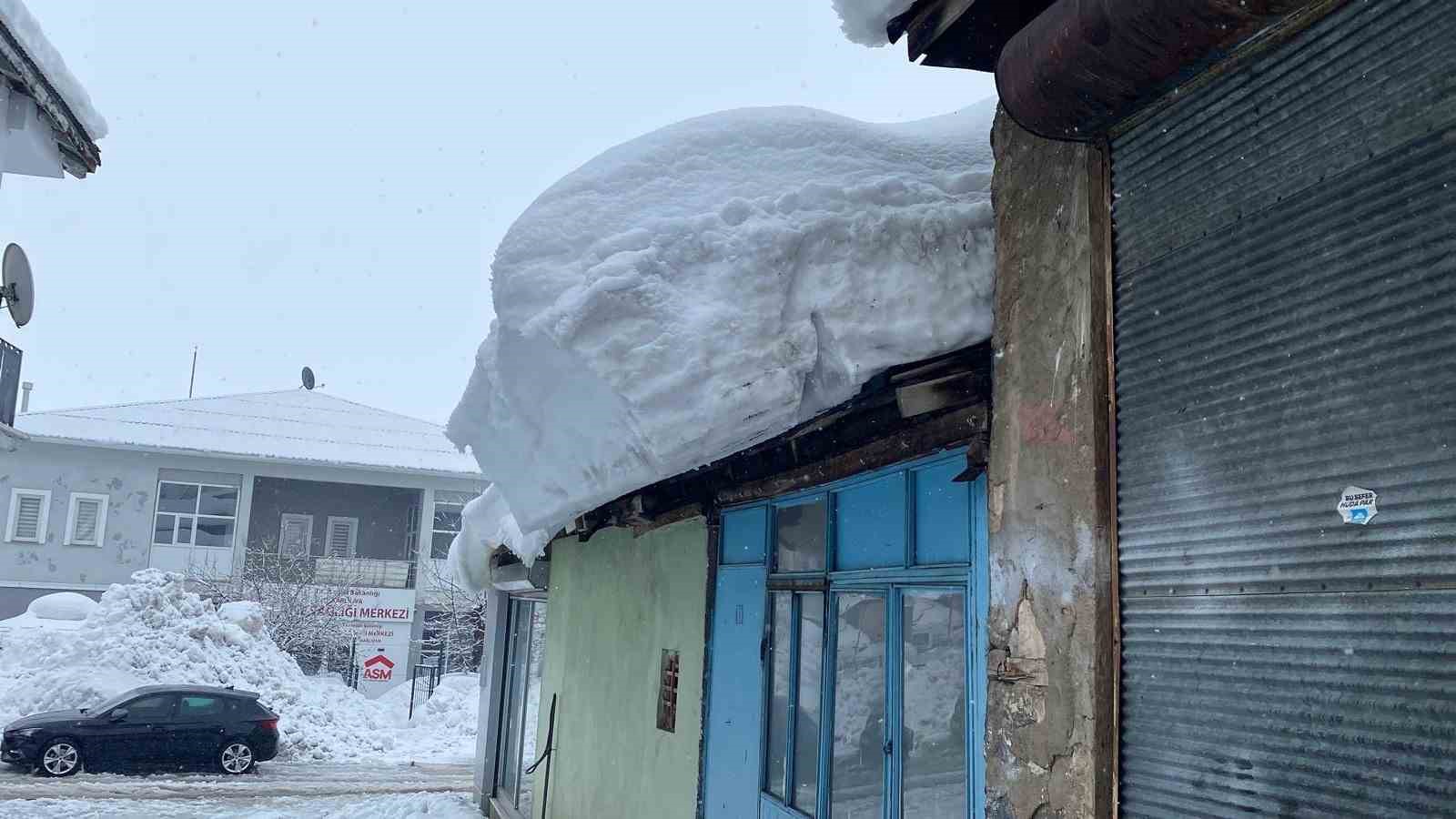 &Ccedil;atıdan d&uuml;şen kar k&uuml;tlesi araca zarar verdi
