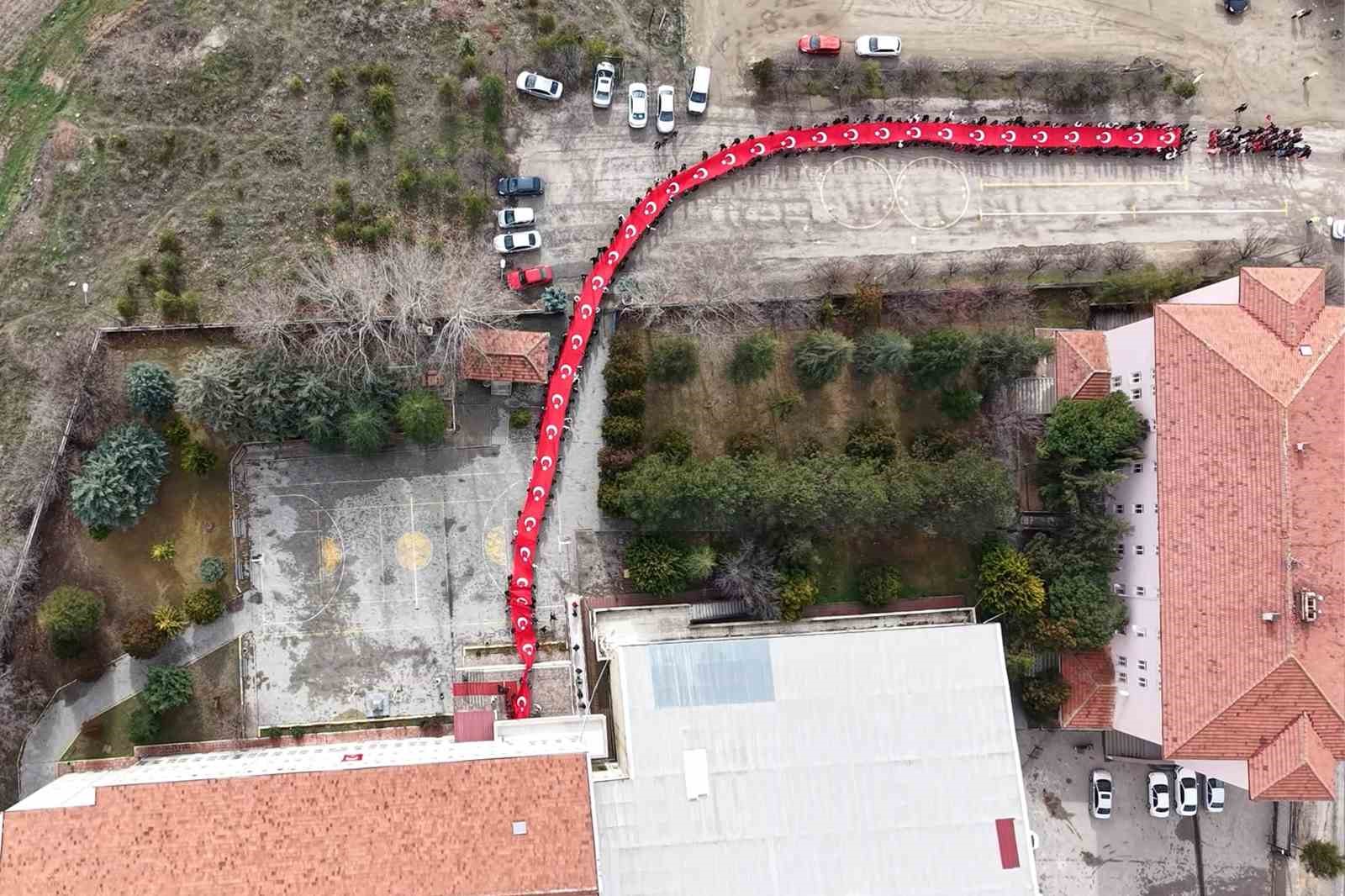 Öğrenciler, 150 metrelik dev Türk bayrağıyla okula giriş yaptı