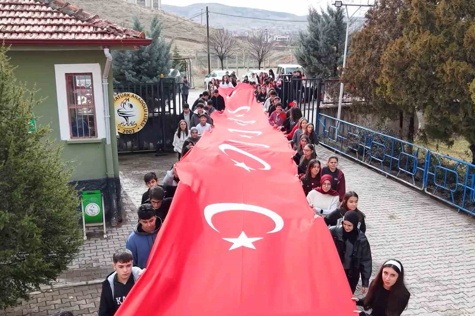 &Ouml;ğrenciler, 150 metrelik dev T&uuml;rk bayrağıyla okula giriş yaptı

