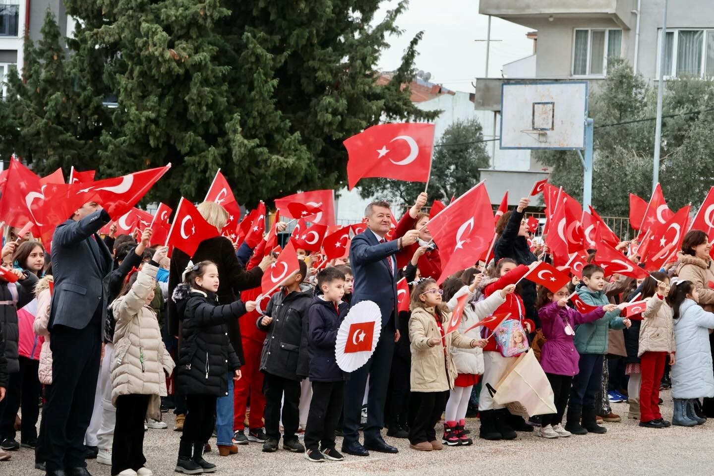 Ertuğrulgazi İlkokulu&rsquo;nda ikinci d&ouml;nemin ilk dersi bayrak temasıyla yapıldı
