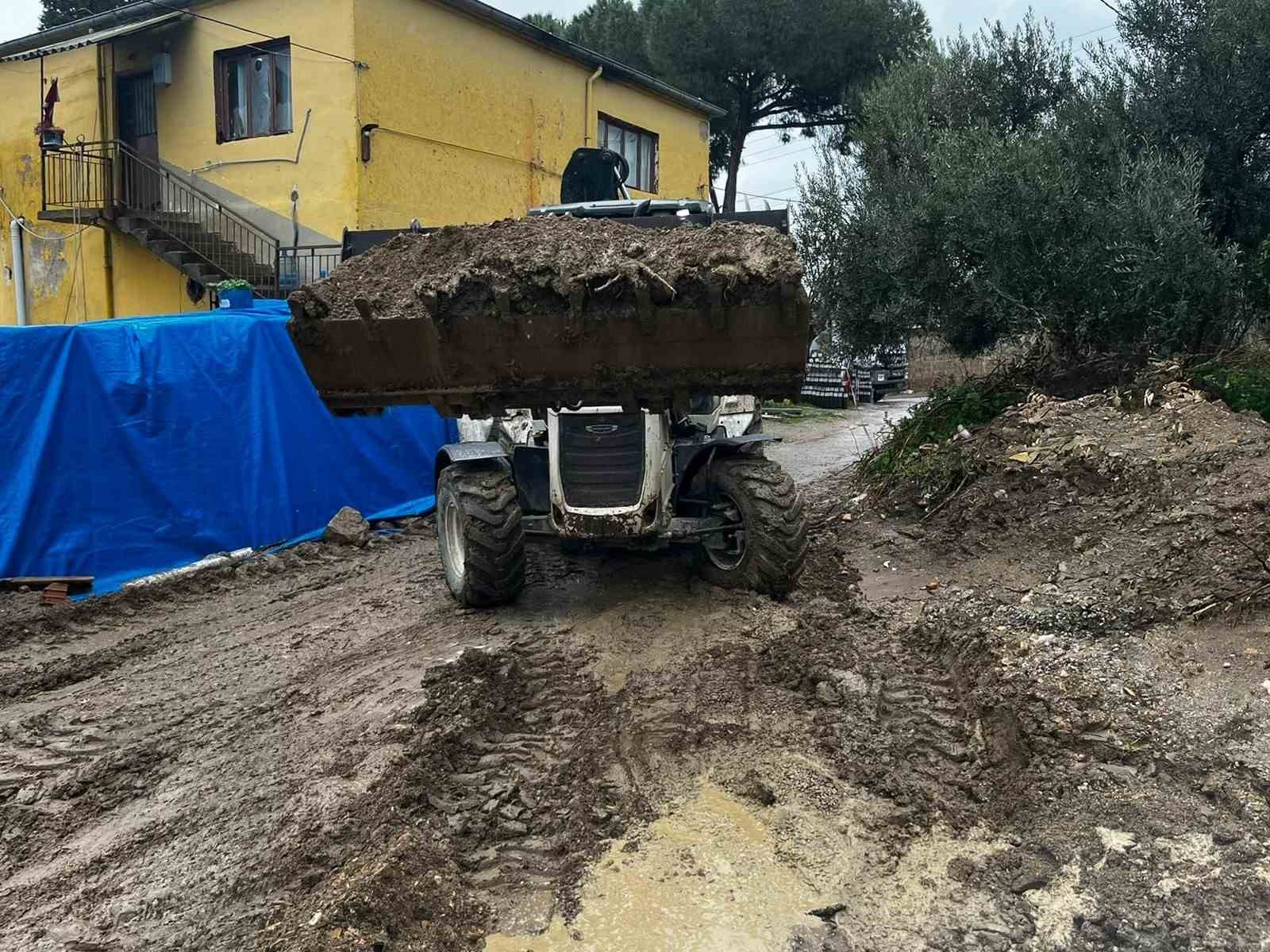 Efeler’den sağanak yağışa hızlı müdahale