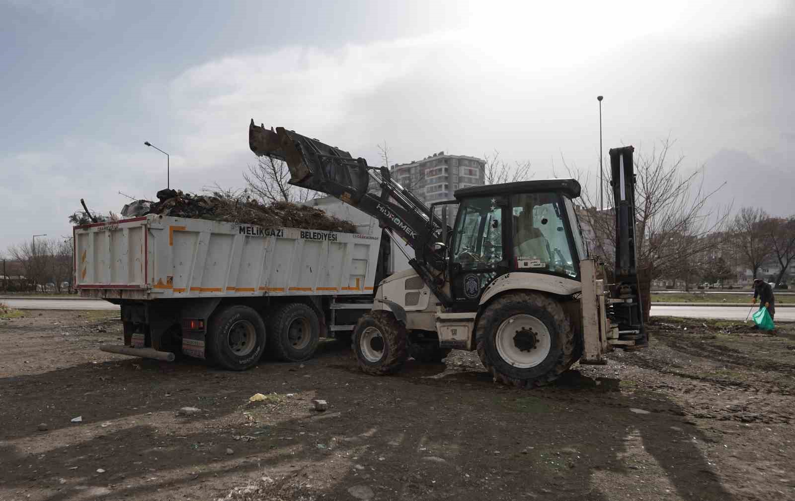 Melikgazi&rsquo;de şiddetli r&uuml;zgarın etkileri temizlendi
