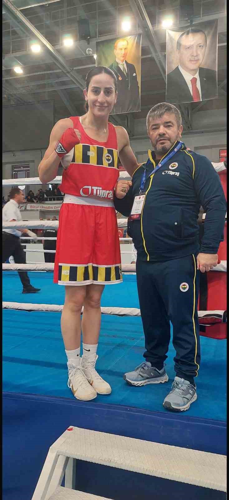 Elazığlı sporcular g&uuml;m&uuml;ş madalya kazandı
