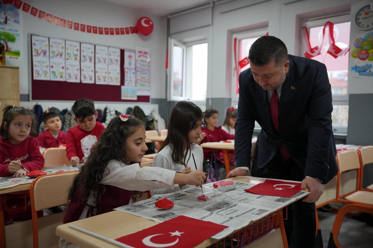 Isparta&rsquo;daki okullarda ikinci yarıyılın ilk dersi bayrak sevgisi oldu

