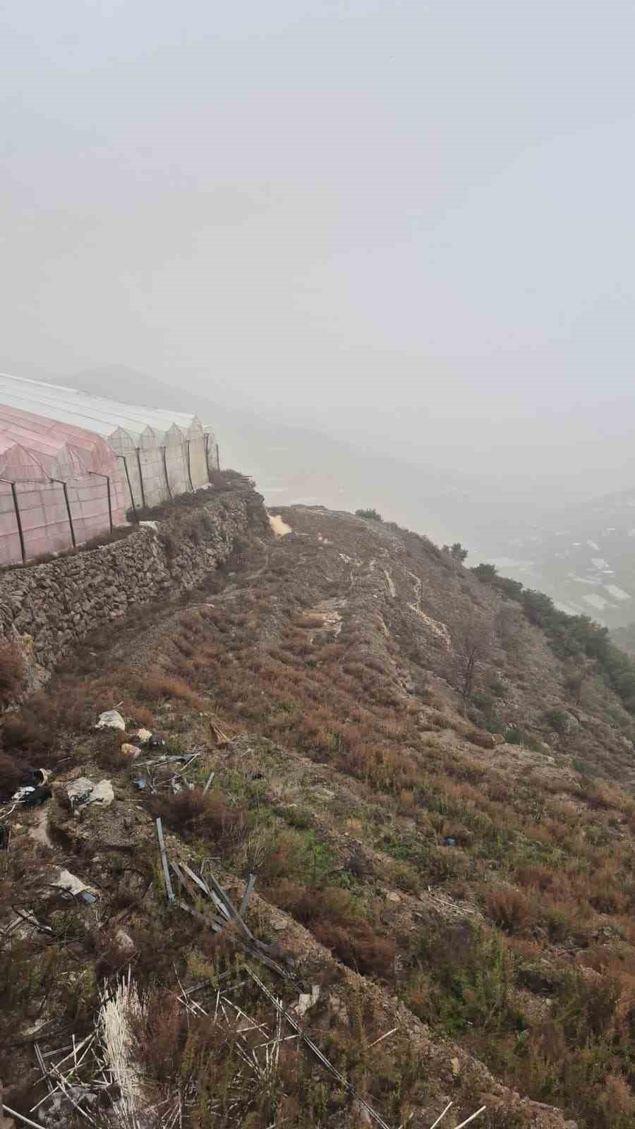 Alanya&rsquo;da toz taşınımı ve sağanak yağış denizin rengini değiştirdi
