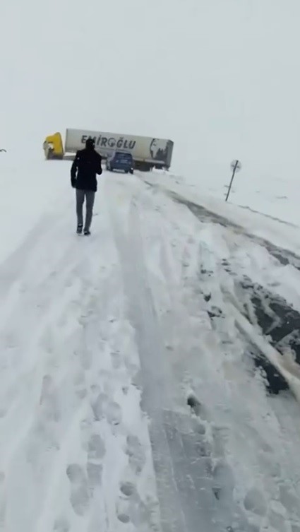 Kars’ta kayan tır kara yolunu ulaşıma kapattı