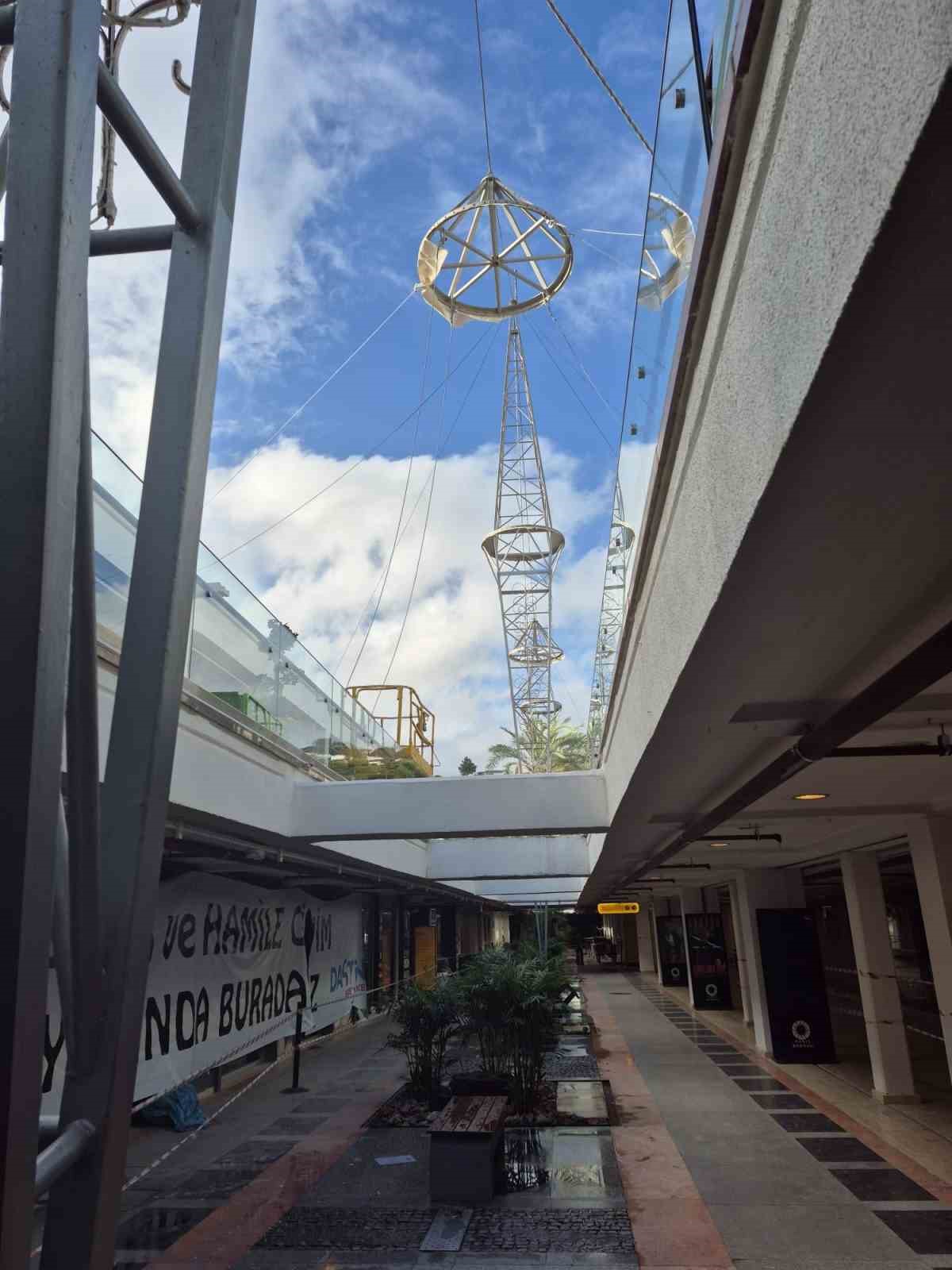 Fırtına, Bodrum&rsquo;da alış veriş merkezini de vurdu
