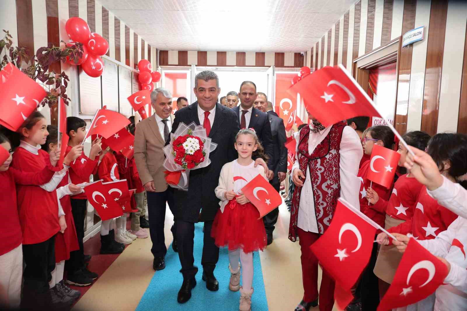 Yeni döneme ay-yıldızlı bayraklarla başladılar