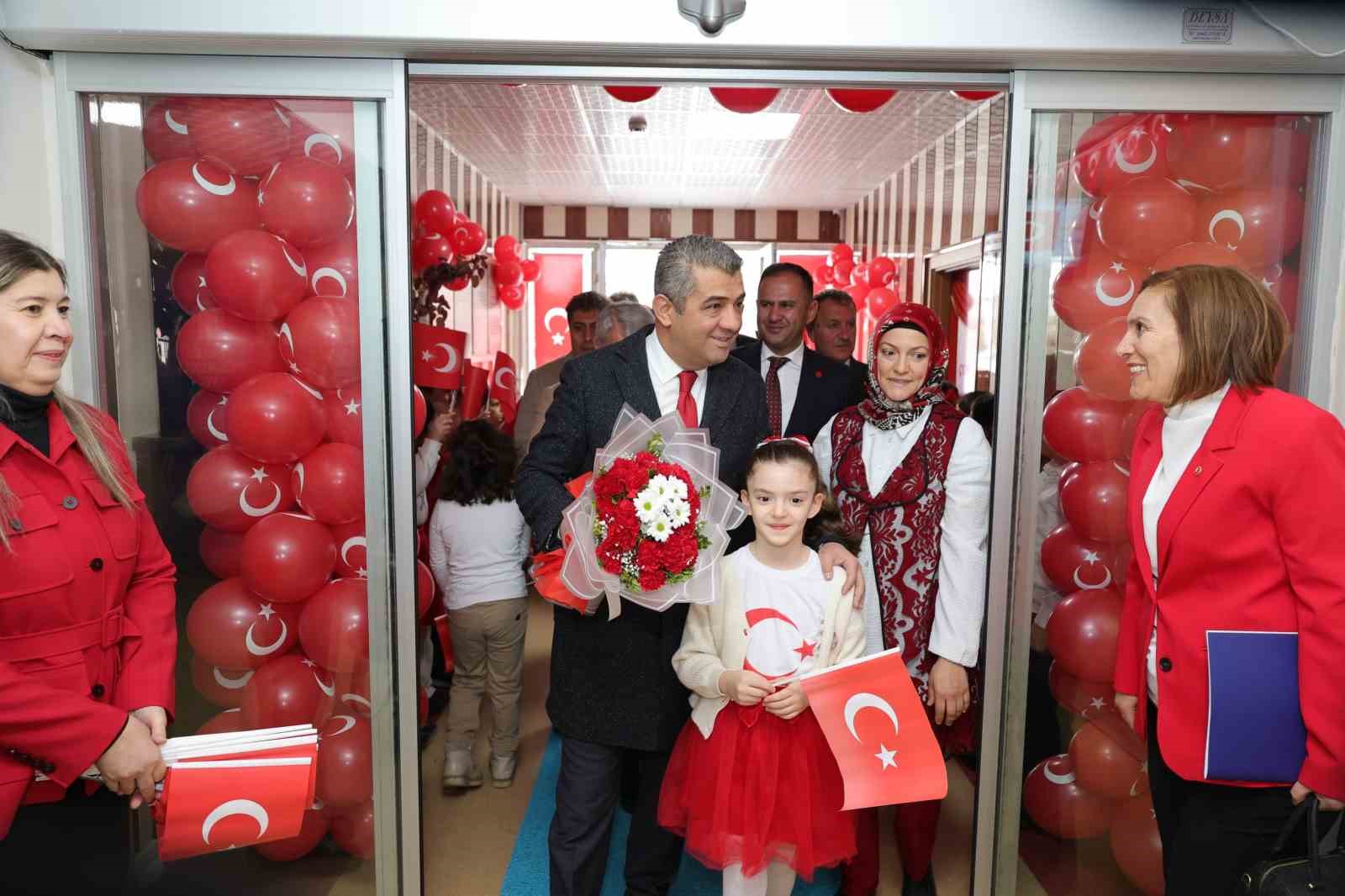 Yeni d&ouml;neme ay-yıldızlı bayraklarla başladılar
