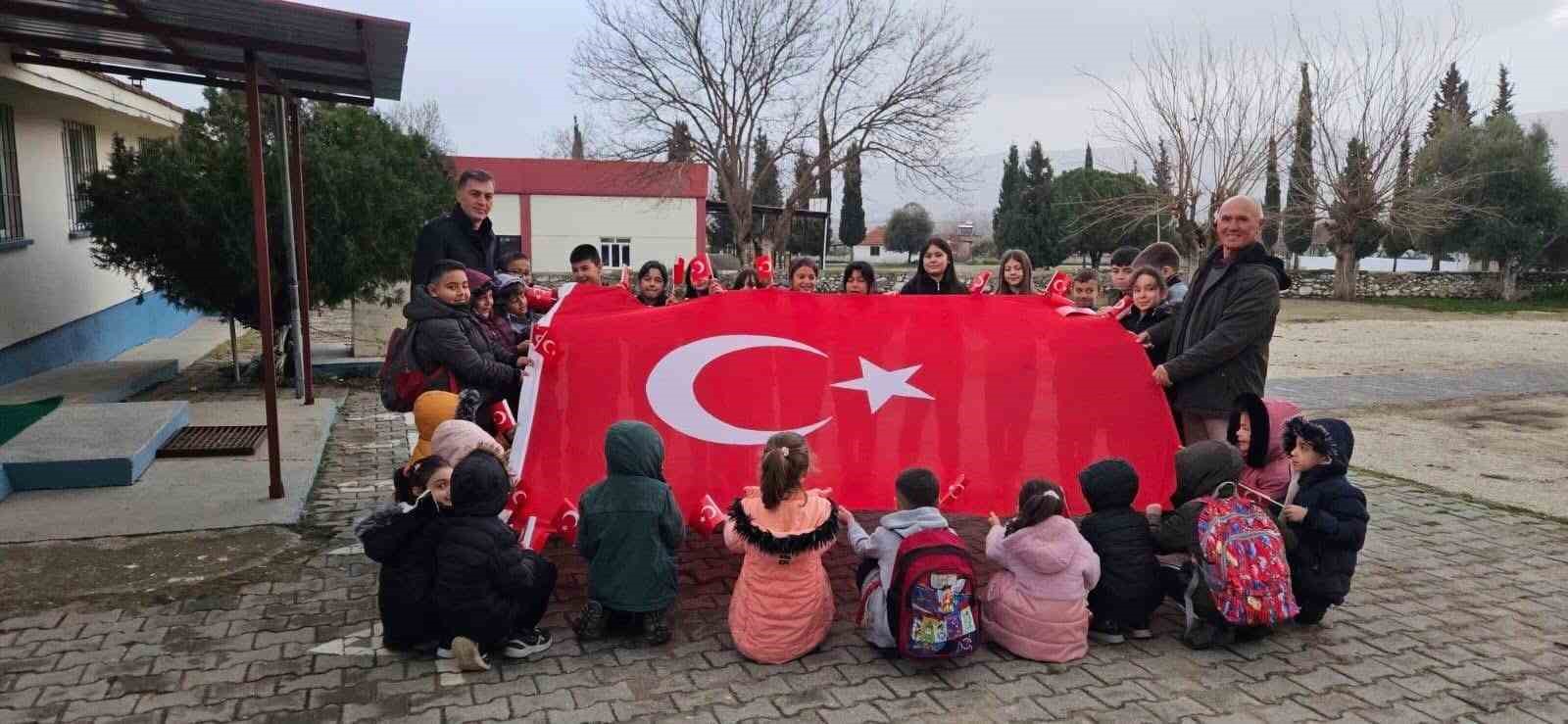 Sarıgöl’de okullarda ’Bayrağımıza saygı ve sevgi’ etkinliği
