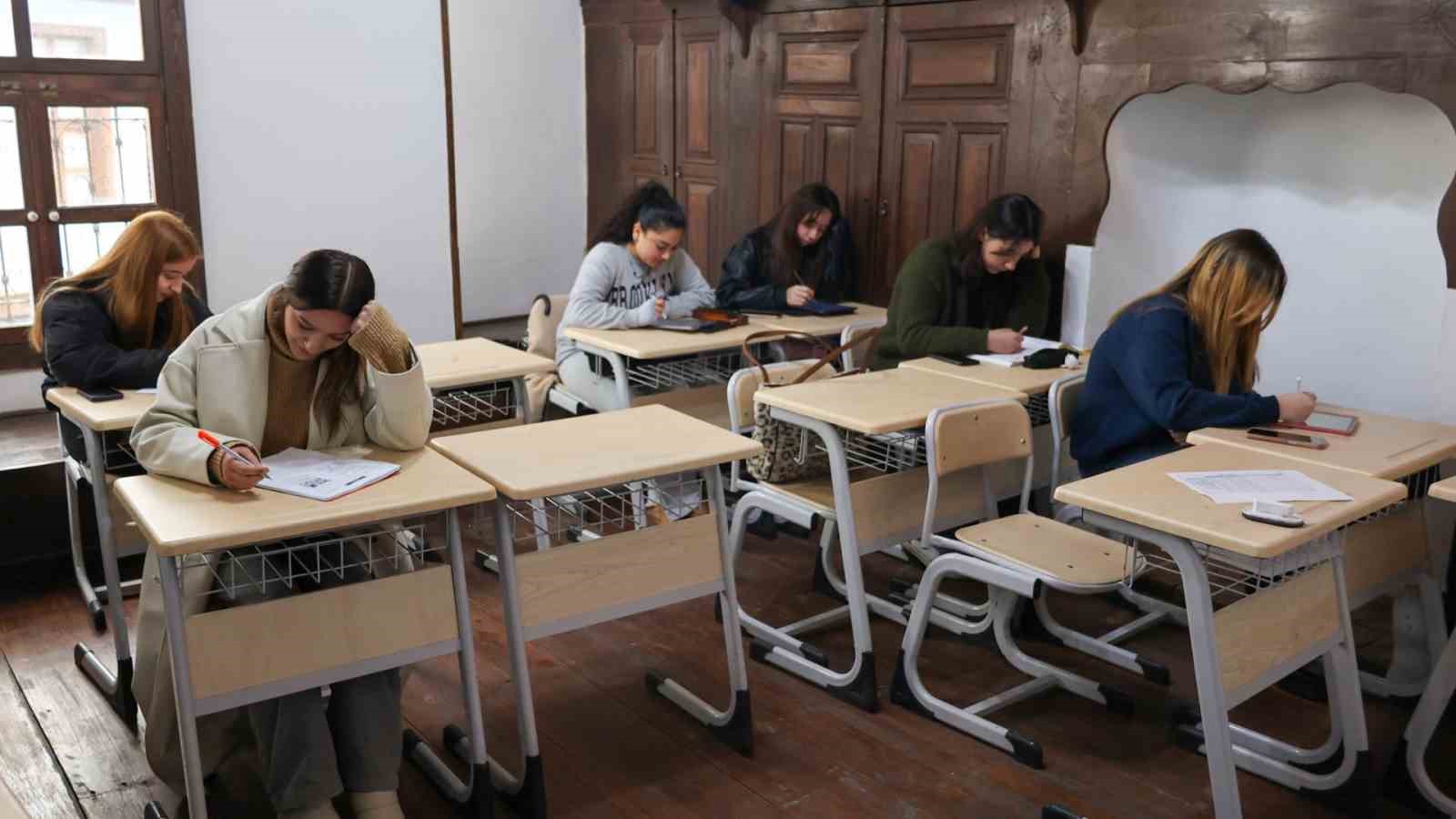 Uşak Belediyesi öğrencileri ücretsiz üniversite sınavı için kurs imkanı sağlıyor