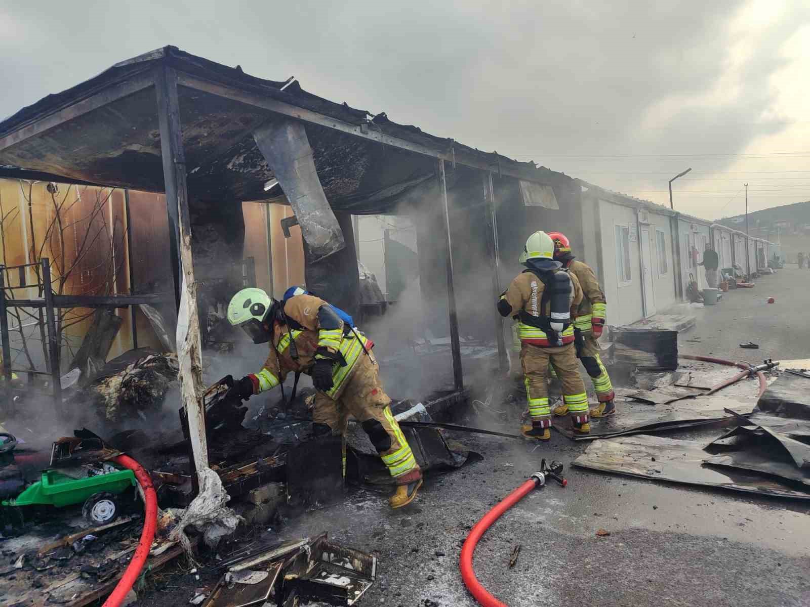 Konteynerde çıkan yangın söndürüldü