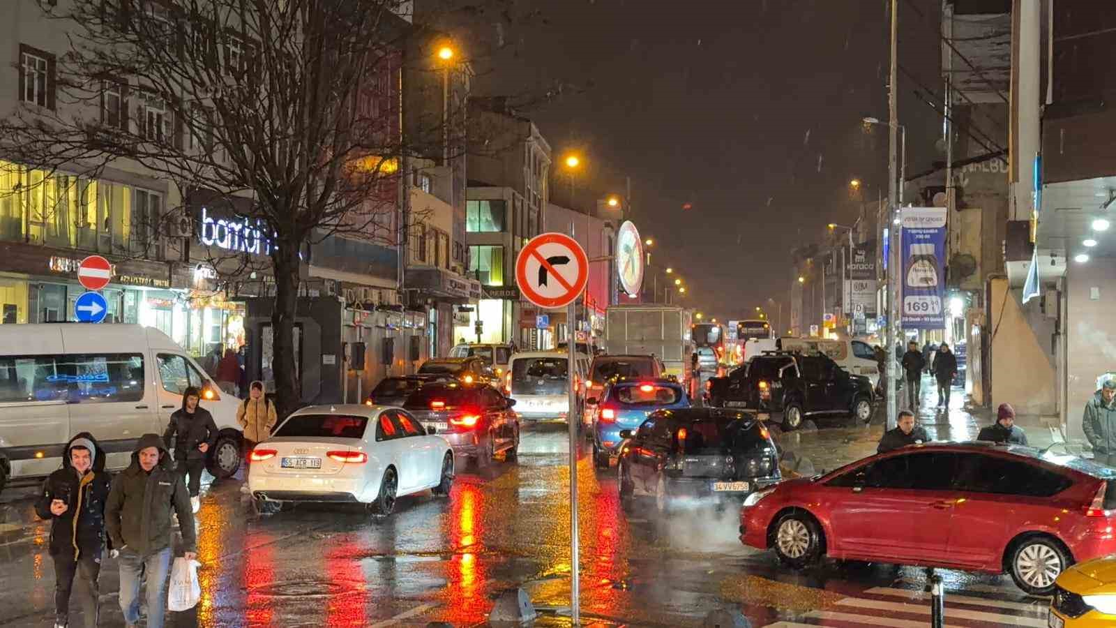 Arnavutk&ouml;y&rsquo;de kar yağışı başladı
