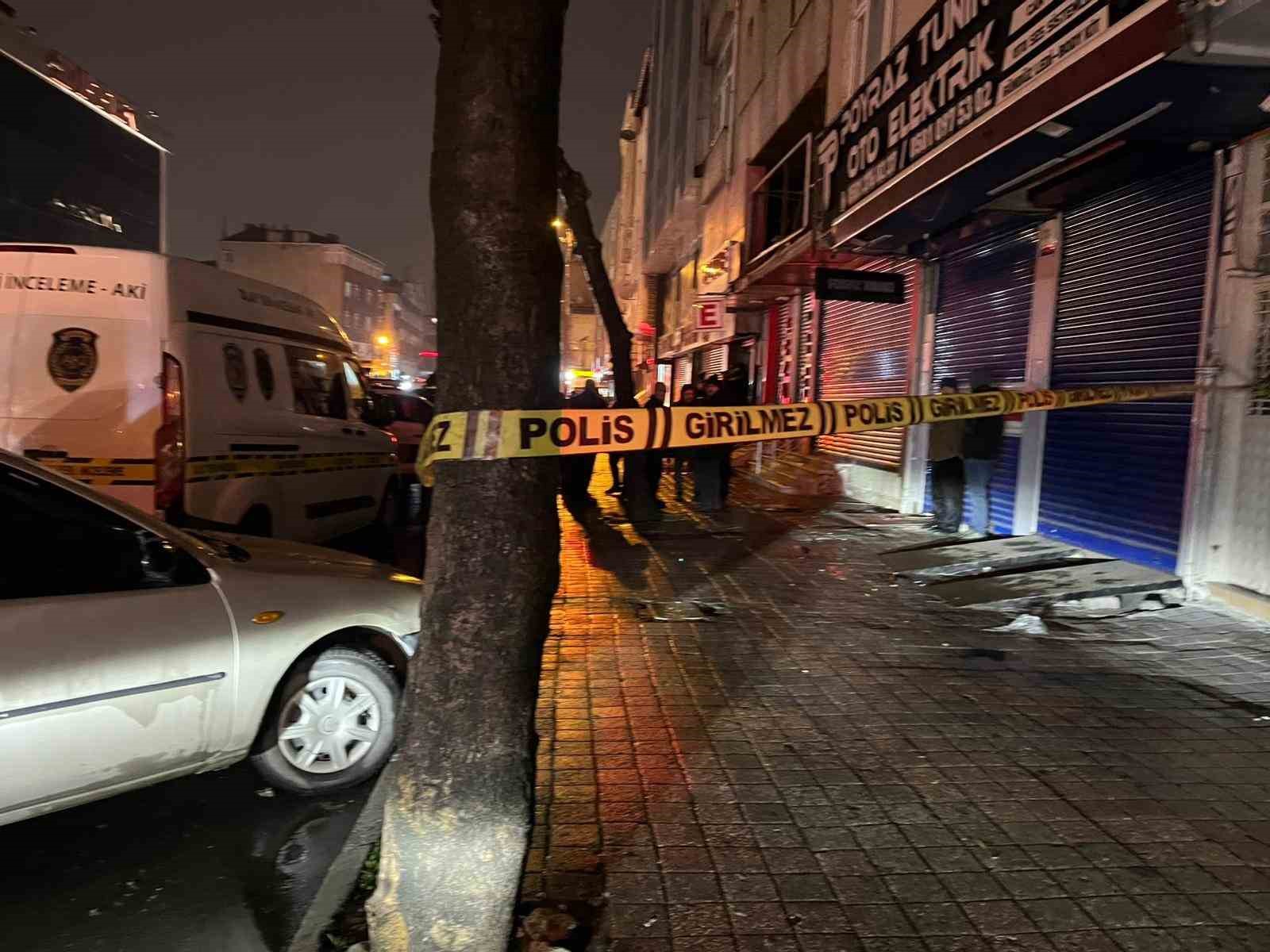 Esenler Tuna Mahallesi&rsquo;nde bir iş merkezinde &ccedil;ıkan yangında ekipler tarafından binanın i&ccedil;inde 2 kişinin cansız bedenine ulaşıldı. İtfaiye ve polis ekiplerinin olay yerindeki &ccedil;alışmaları s&uuml;r&uuml;yor.

