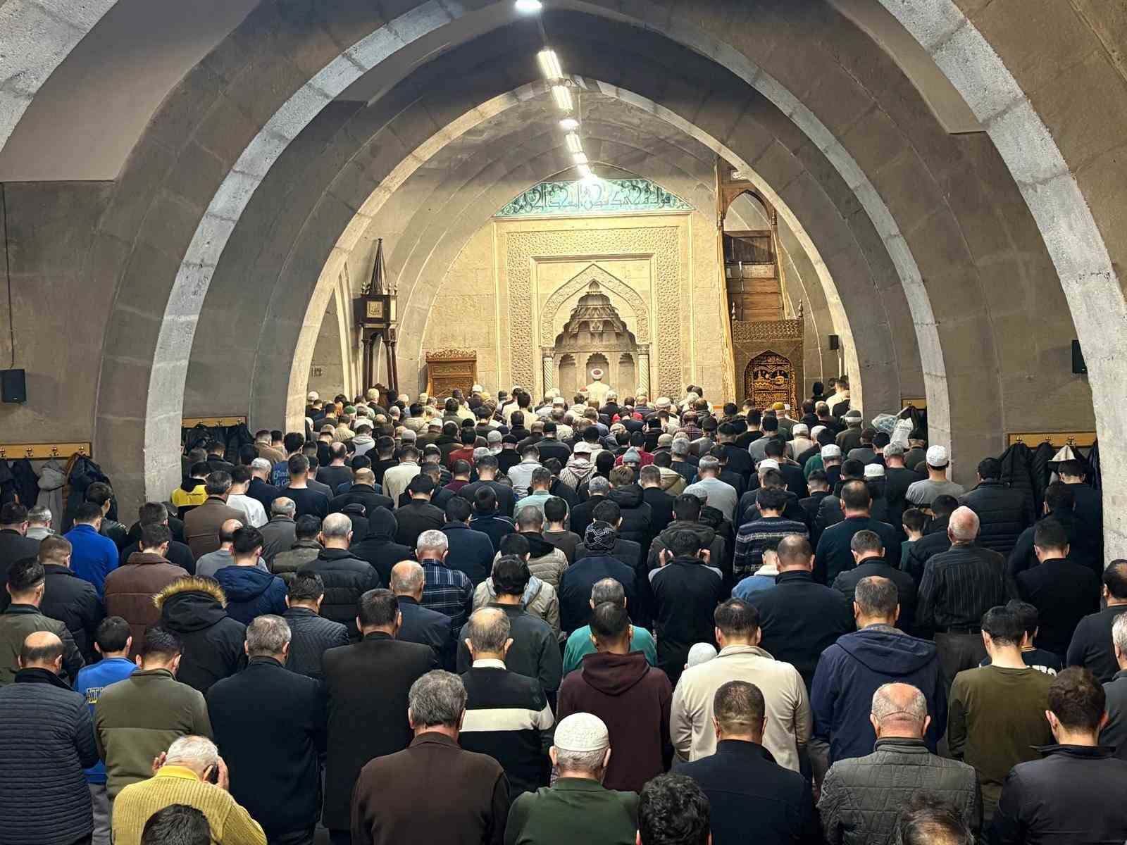 Kayserili vatandaşlar Berat Kandilinde ellerini semaya açtı