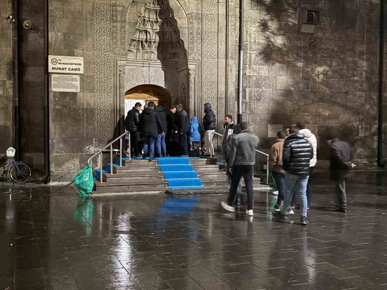 Kayserili vatandaşlar Berat Kandilinde ellerini semaya a&ccedil;tı
