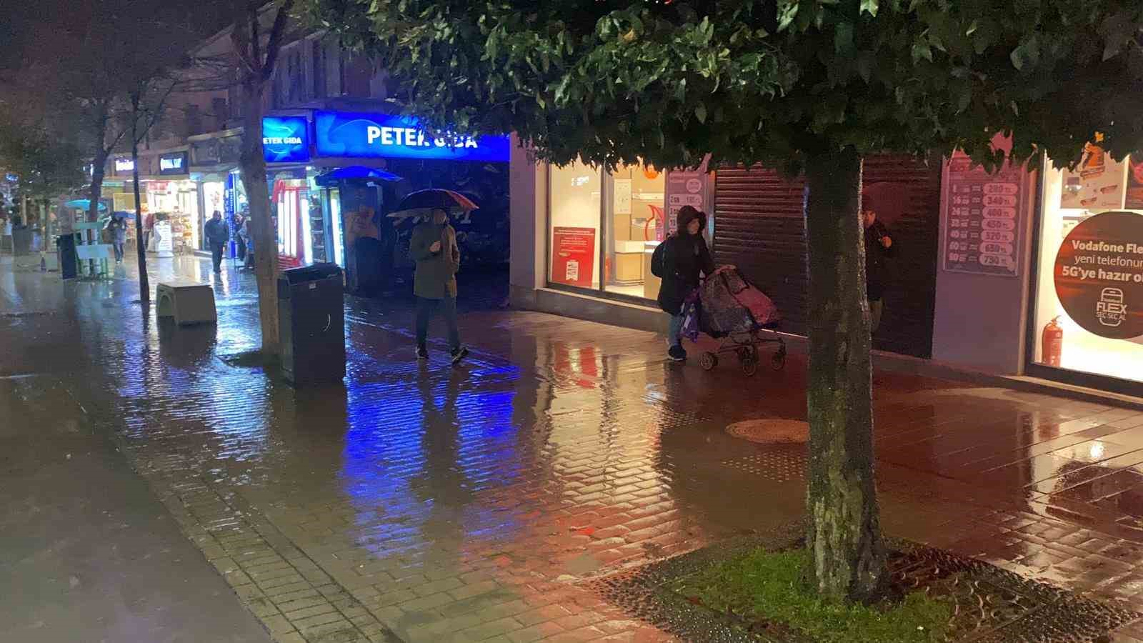 Bolu’da sağanak yağış etkili oluyor