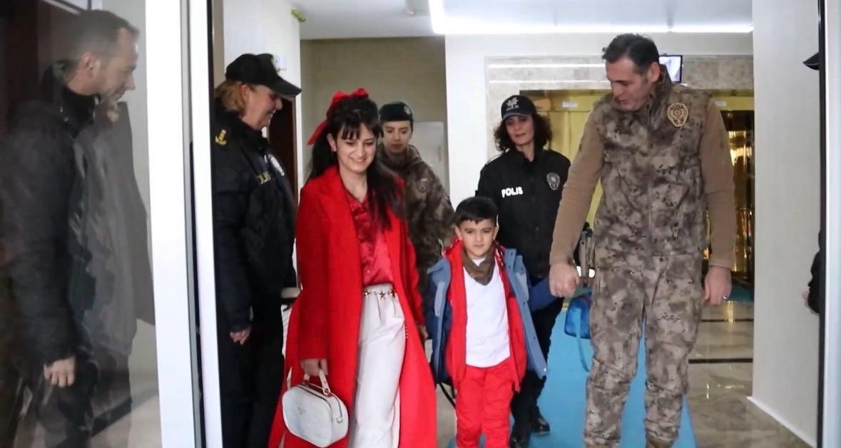 Emniyet müdüründen yürek ısıtan hareket