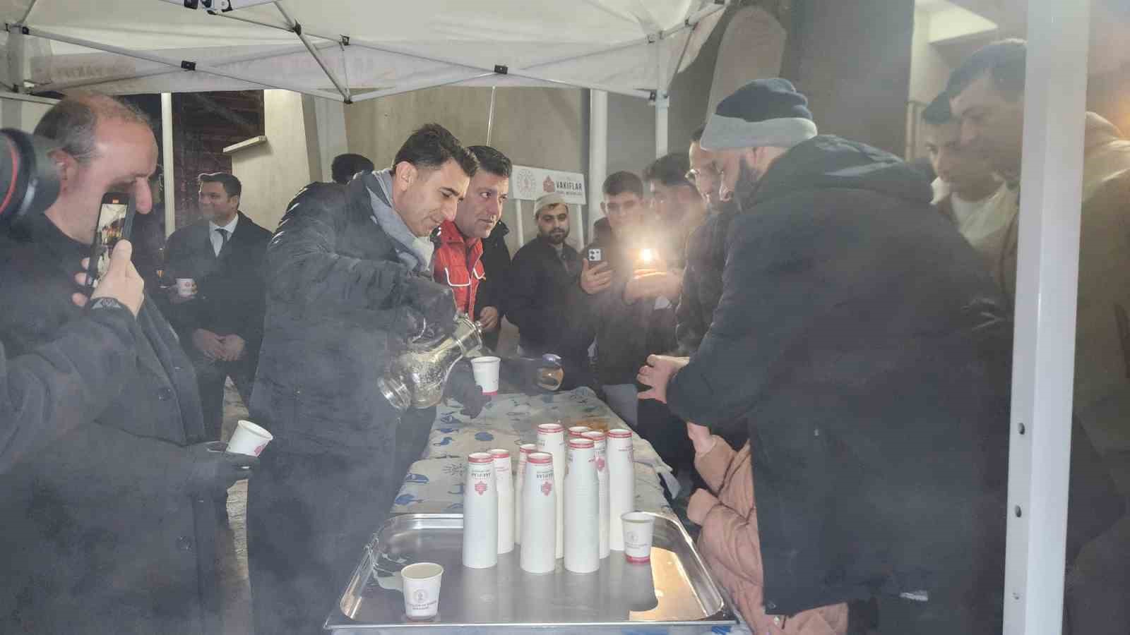 Tunceli’de Berat Kandili’nde vatandaşlara salep ikram edildi