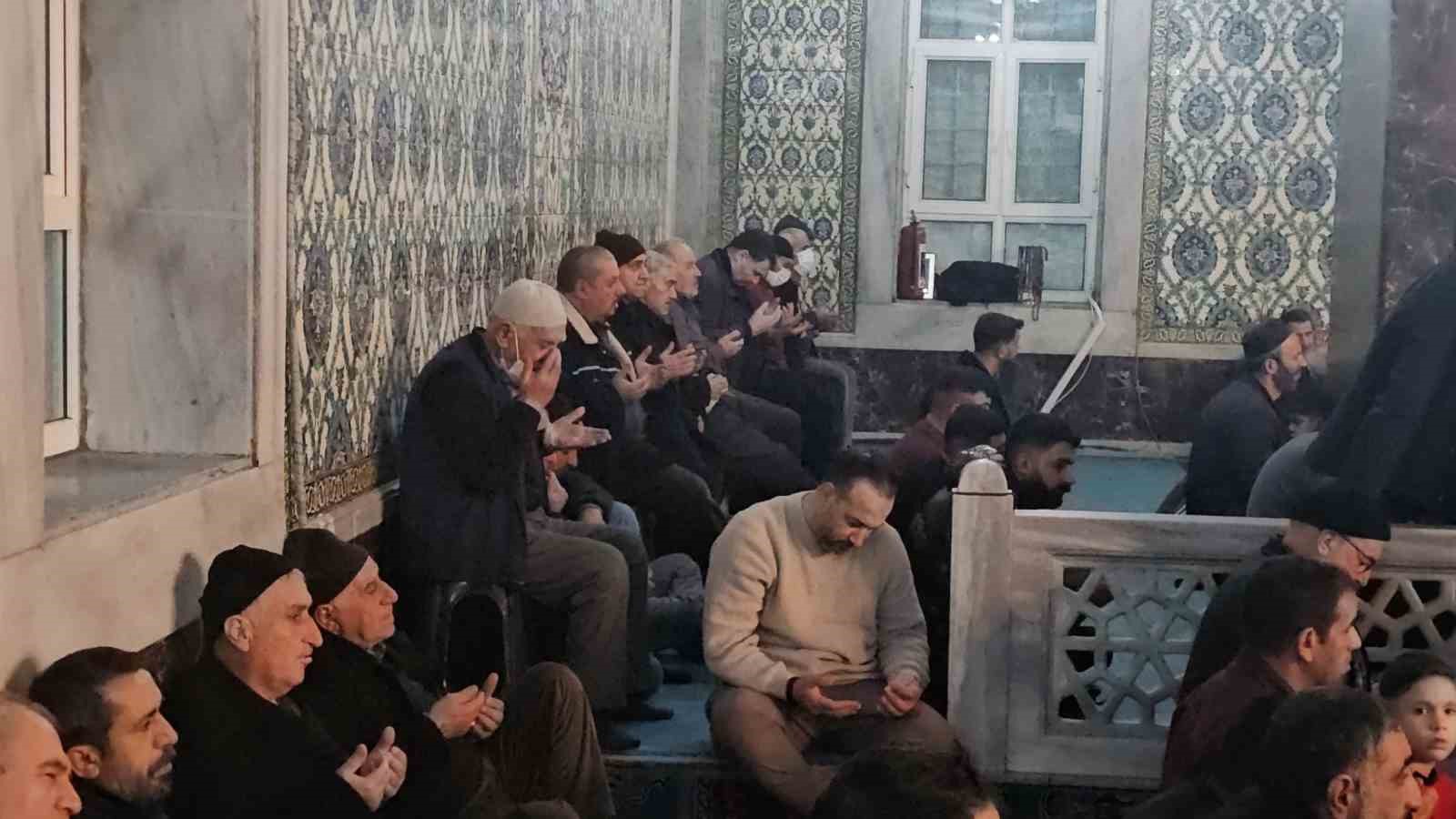 Elazığ&rsquo;da Berat Kandili&rsquo;nde camiler doldu taştı
