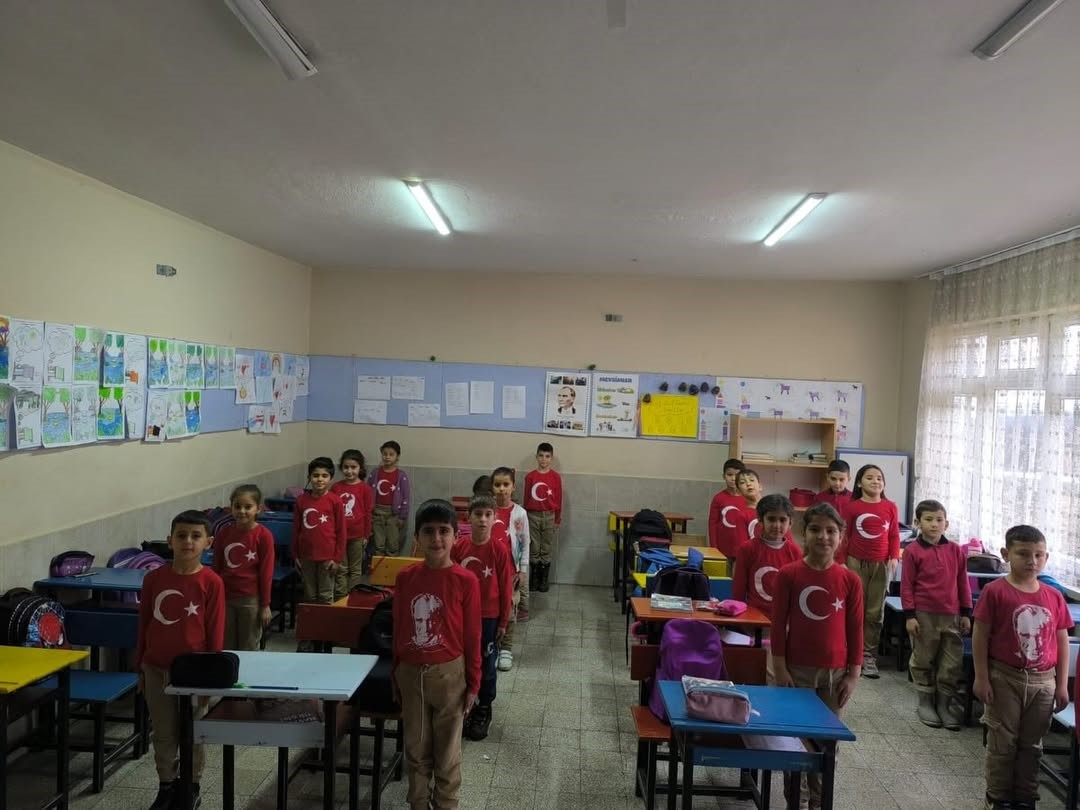 Bayındır’da okullarda 2’inci dönem "Bayrak Sevgisi" temalı etkinliklerle başladı