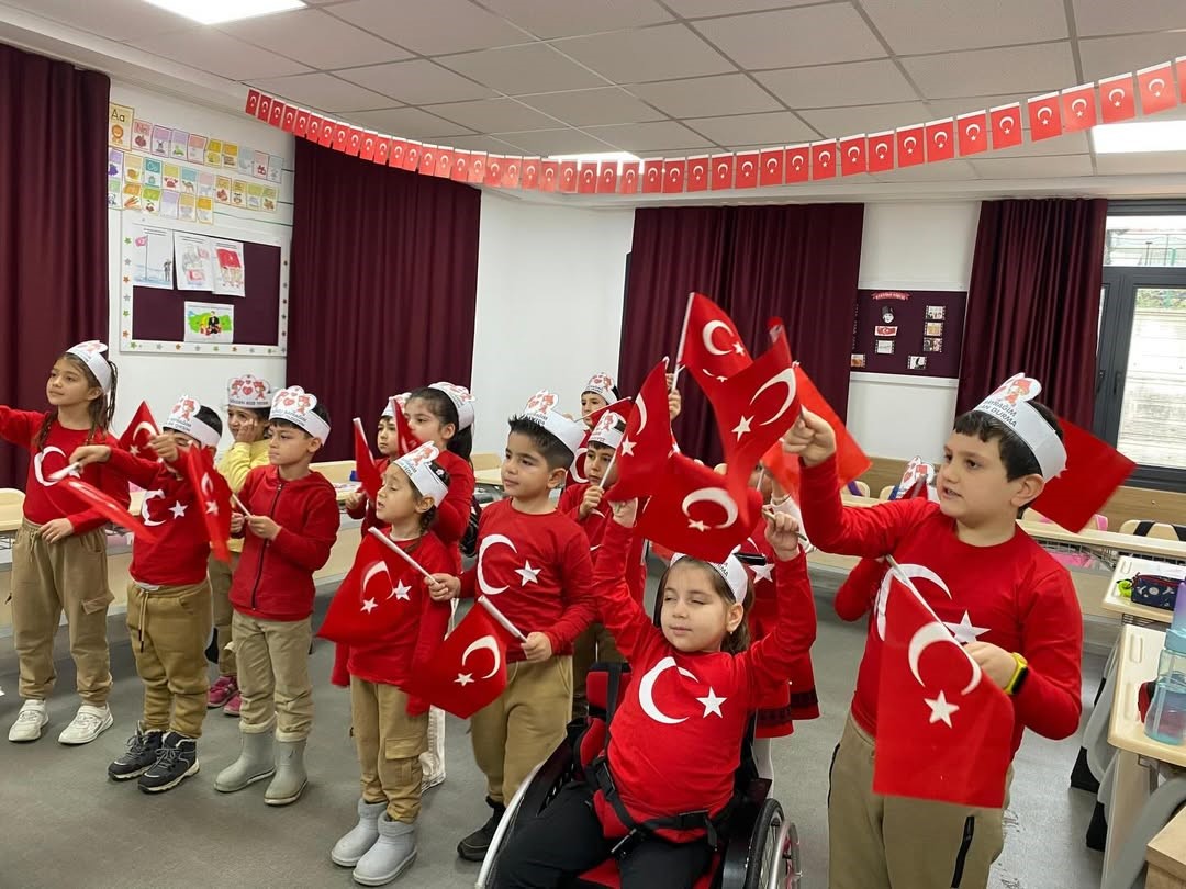 Bayındır&rsquo;da okullarda 2&rsquo;inci d&ouml;nem "Bayrak Sevgisi" temalı etkinliklerle başladı
