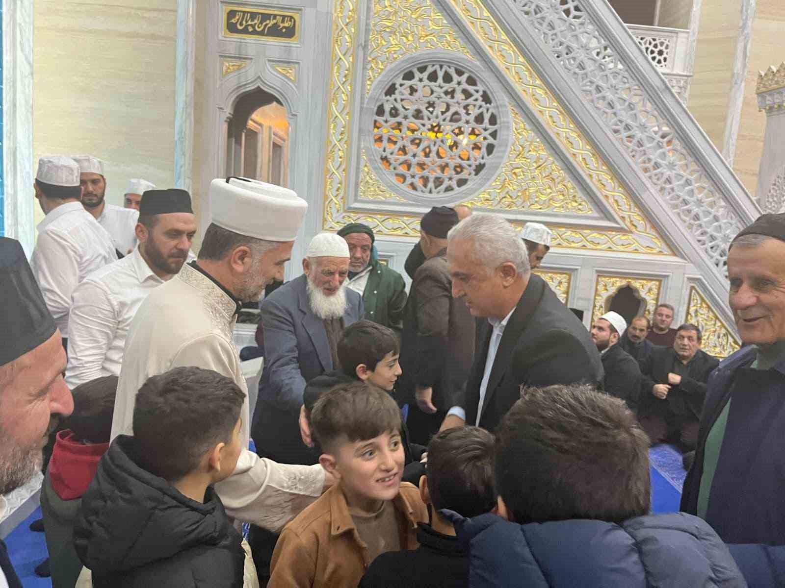 Muş&rsquo;ta Berat Kandili&rsquo;nde camiler doldu taştı
