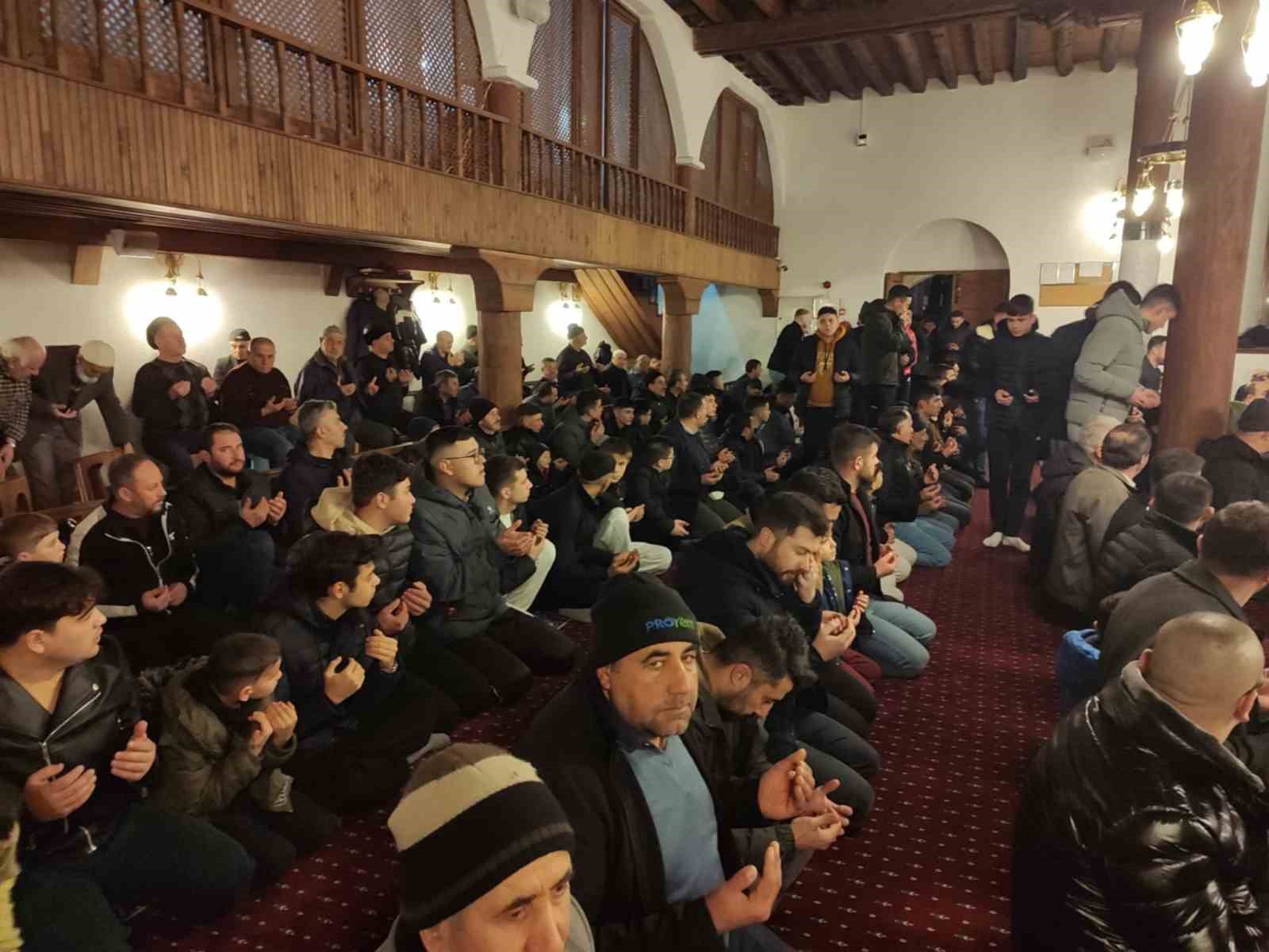 Afyonkarahisar&rsquo;da Berat Kandili huşu i&ccedil;inde gecti
