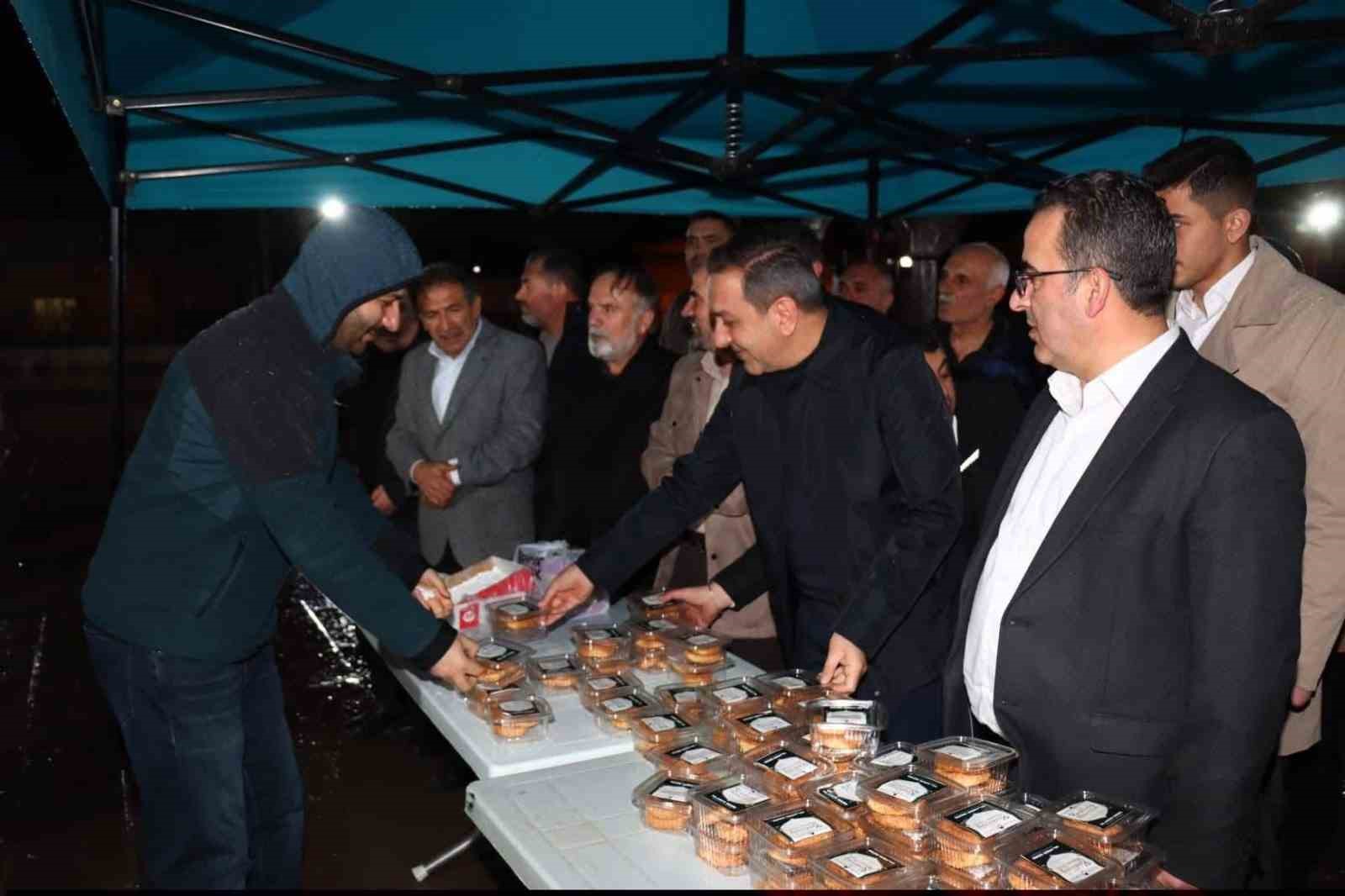 Sungurlu Belediye Başkanı Dere, vatandaşlara kandil simidi ikram etti