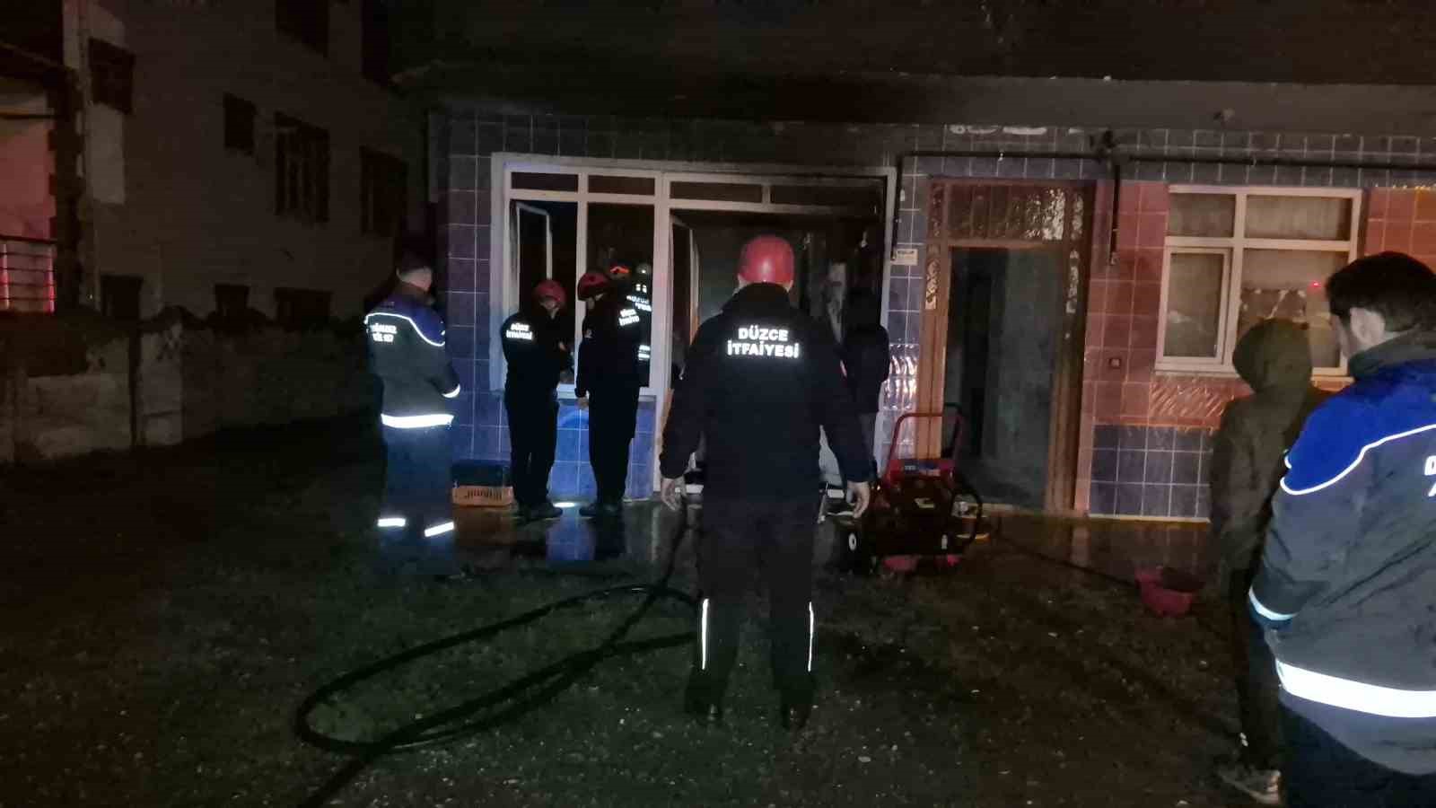 Isınmak için yaktığı ateş, yangına neden oldu