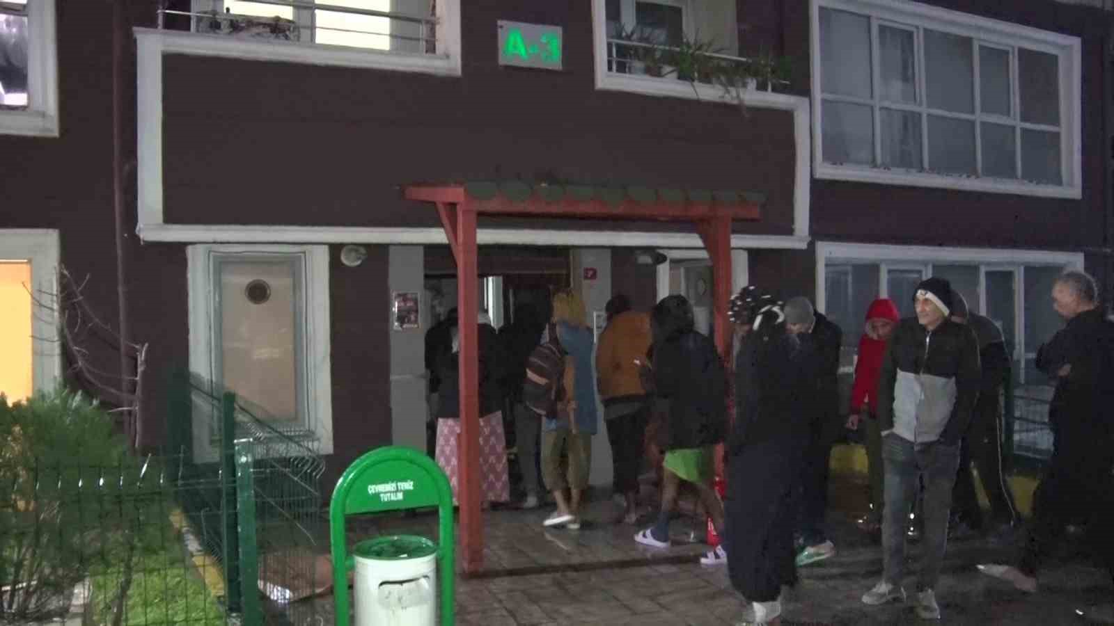 Esenyurt&rsquo;ta apartmanda &ccedil;ıkan yangında 4 kişi dumandan etkilendi
