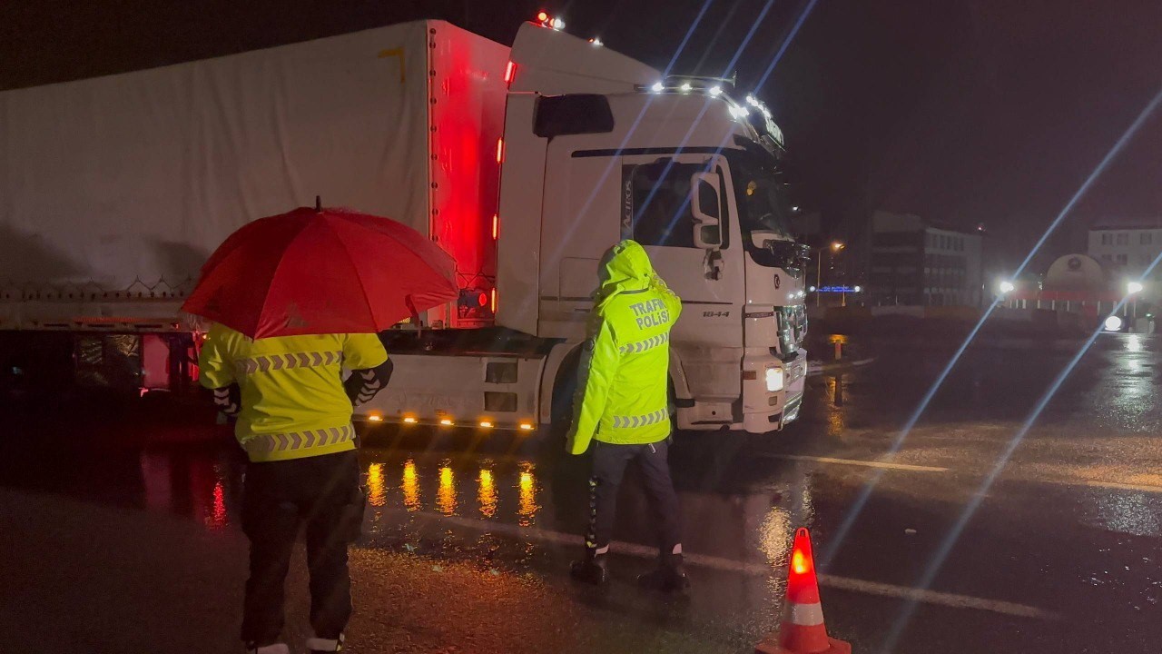 Erzincan’da sağanak, kar ve sis ulaşımı durdurdu