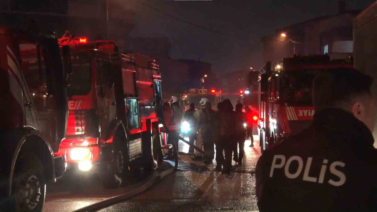 Ataşehir&rsquo;de mermer at&ouml;lyesinde yangın: 2 kişi dumandan etkilendi
