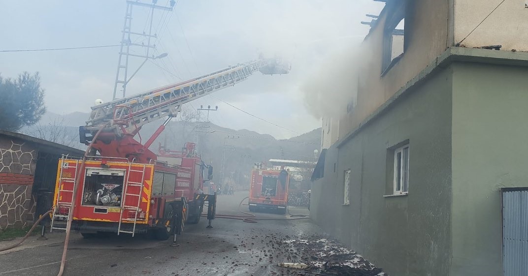 Hatay’da 2 katlı müstakil ev alevlere teslim oldu