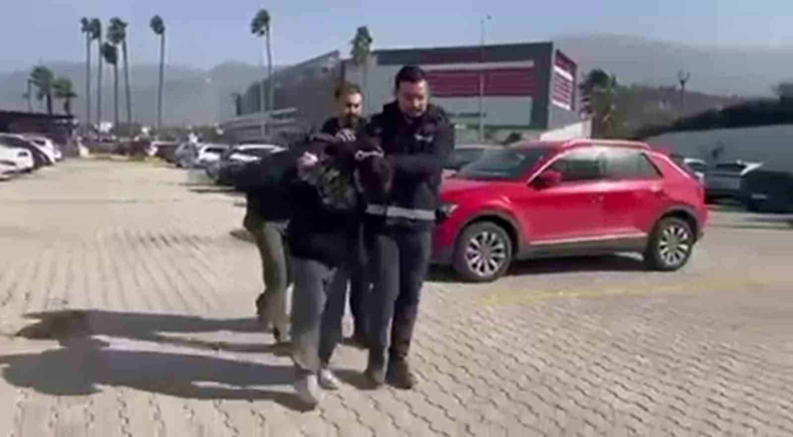 Sosyal medyadan kandırıp tecav&uuml;z ettiler, parasını ve telefonunu gasp ettiler
