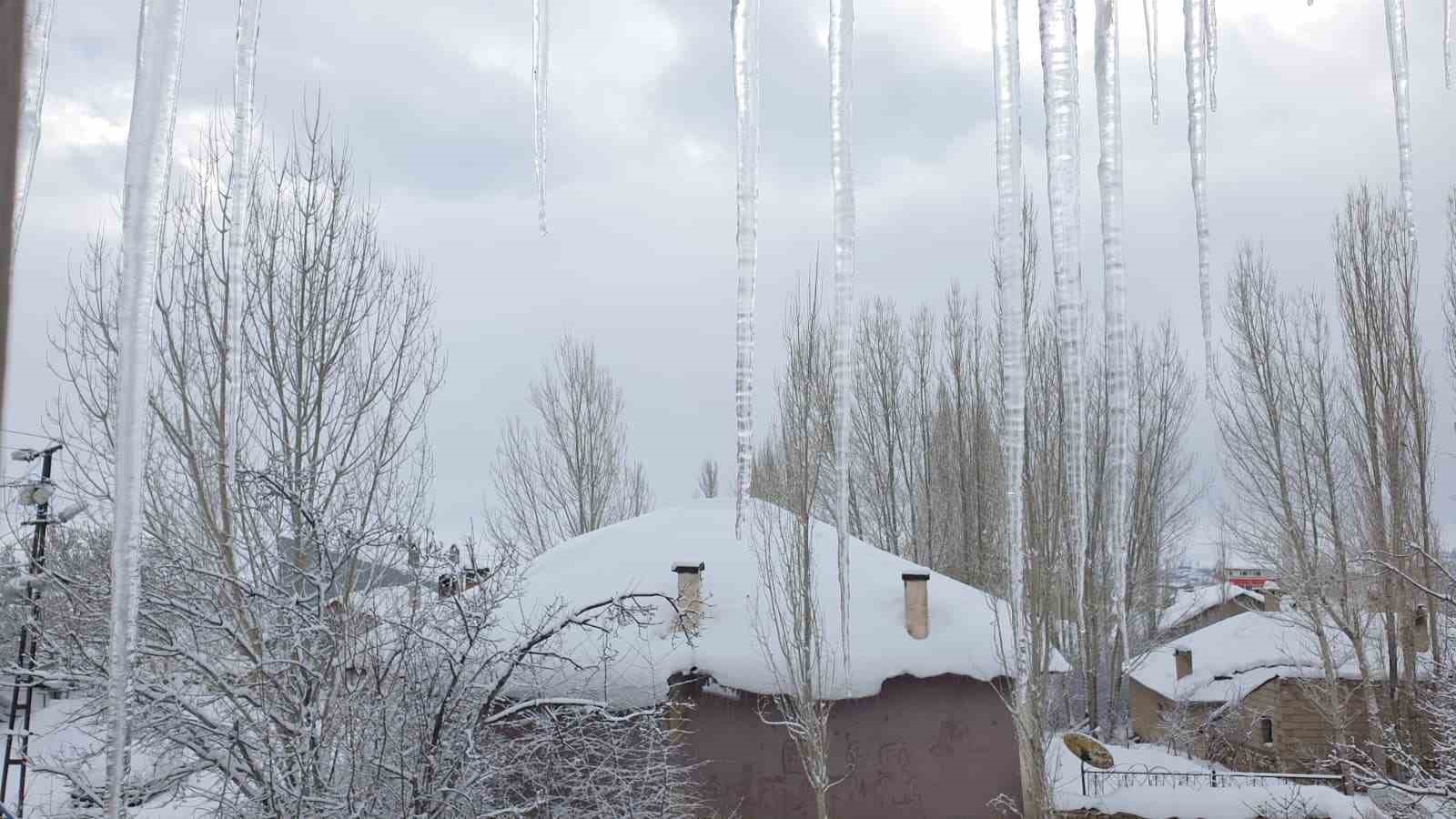 Başkale&rsquo;de 13 yerleşim yerine ulaşım sağlanamıyor
