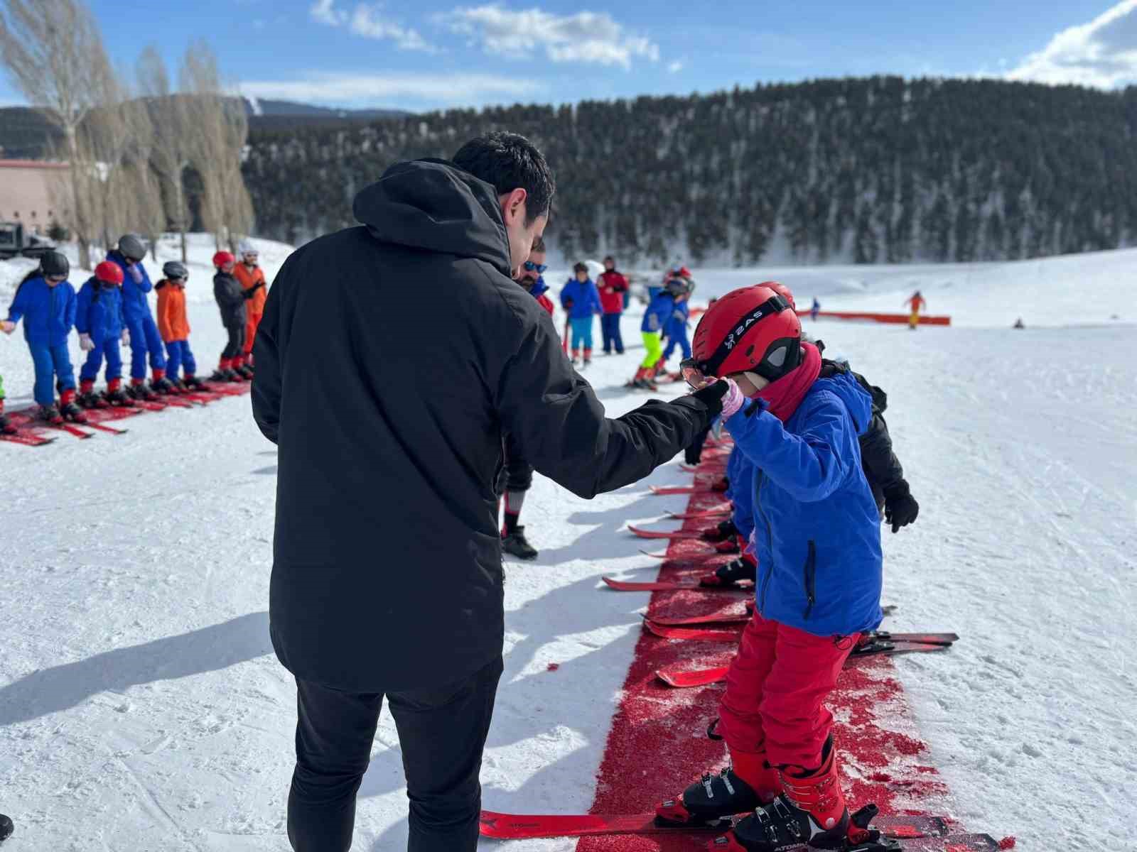 Susuz Kaymakamı Tutal&rsquo;dan geleceğin kayak&ccedil;ılarına moral ziyareti
